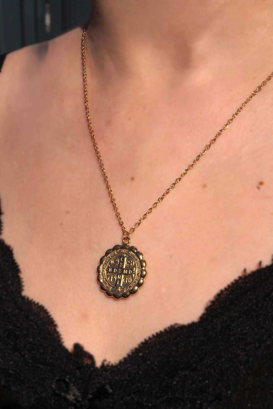 Wholesaler MAISON OKAMI - Mid-length 50cm Stainless Steel Necklace with Sculpted Medallion
