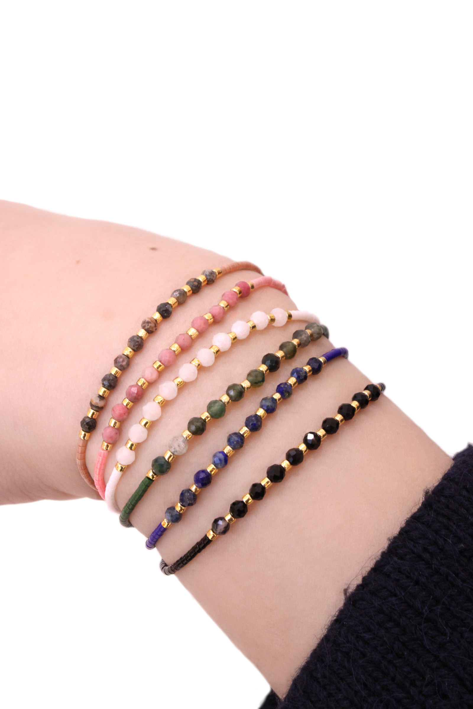 Grossiste MAISON OKAMI - Pack de 24 bracelets minimalistes en perles et fils.