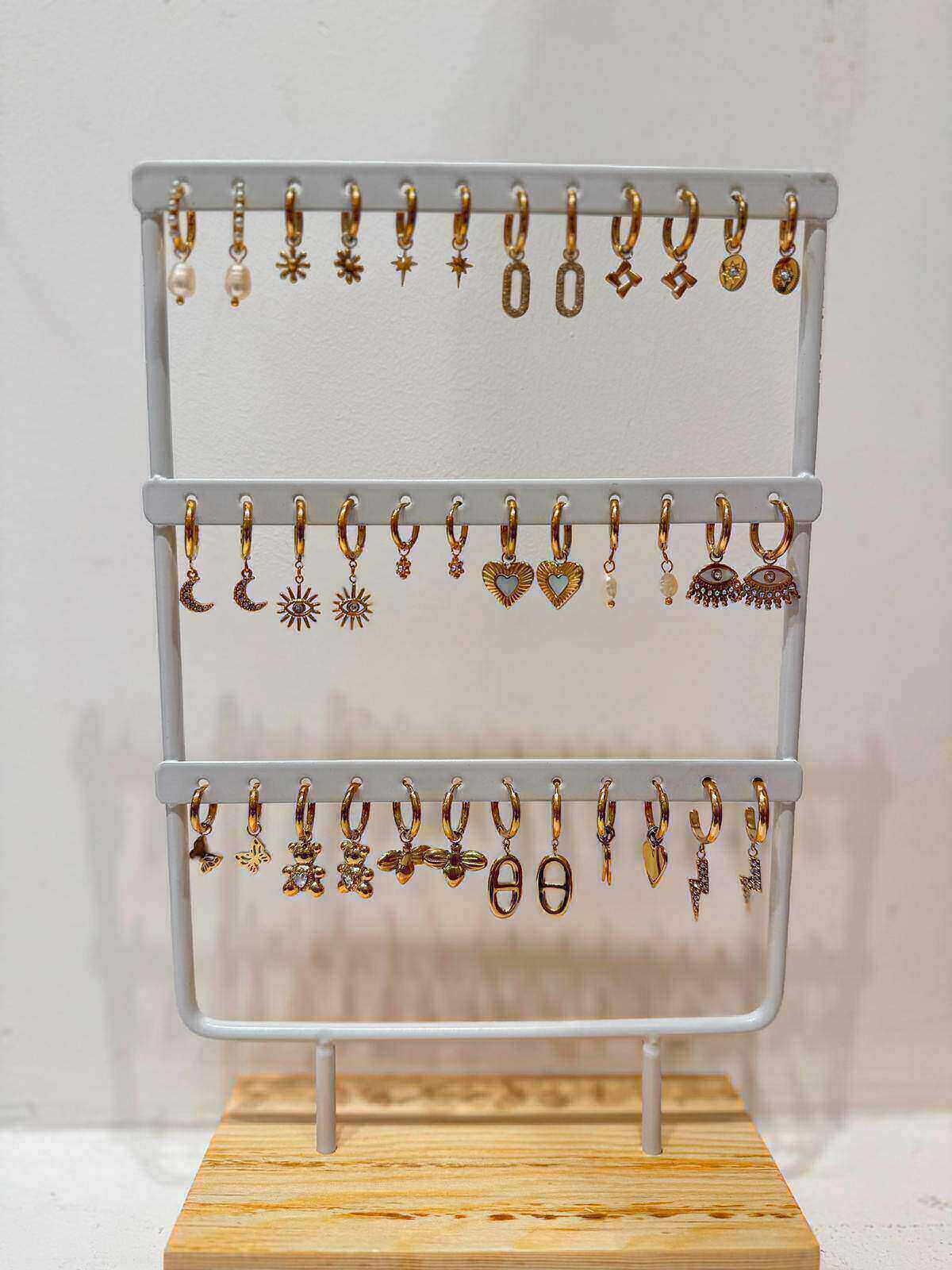 Grossiste MAISON OKAMI - Présentoir de boucles d’oreilles créoles dorées avec pendentifs tendance