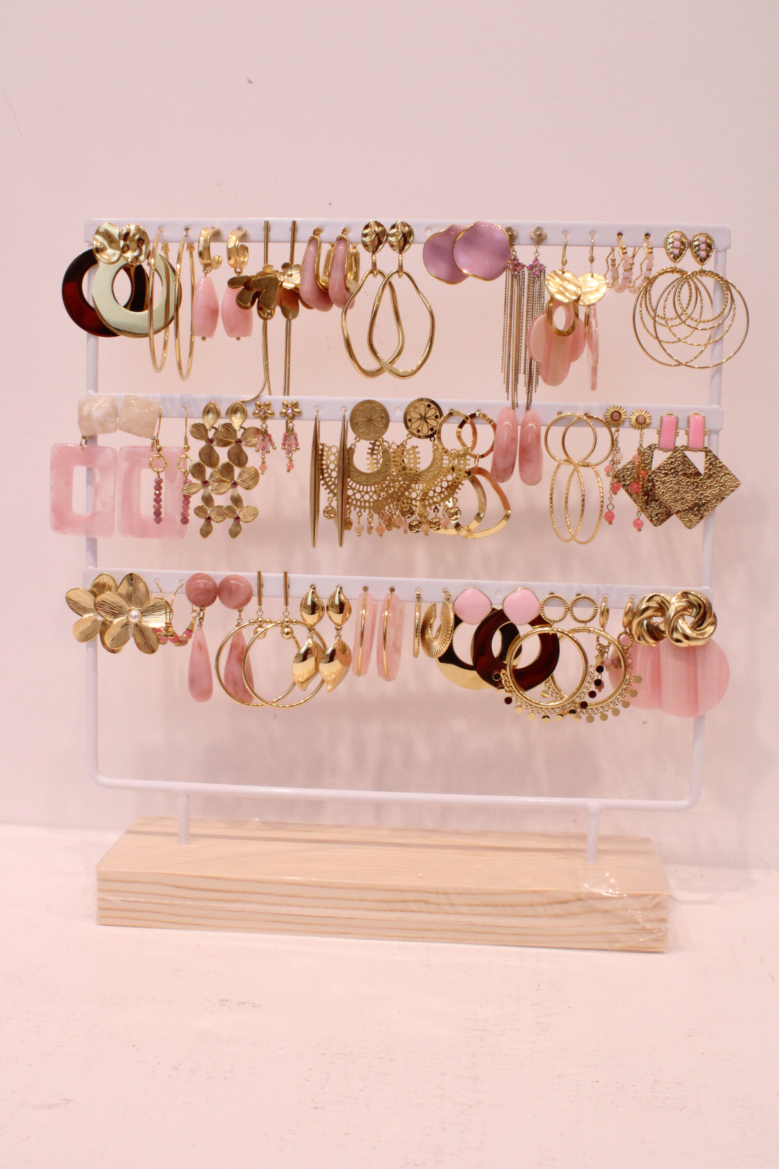 Grossiste MAISON OKAMI - Lot de boucles d’oreilles pendantes – Élégance et raffinement