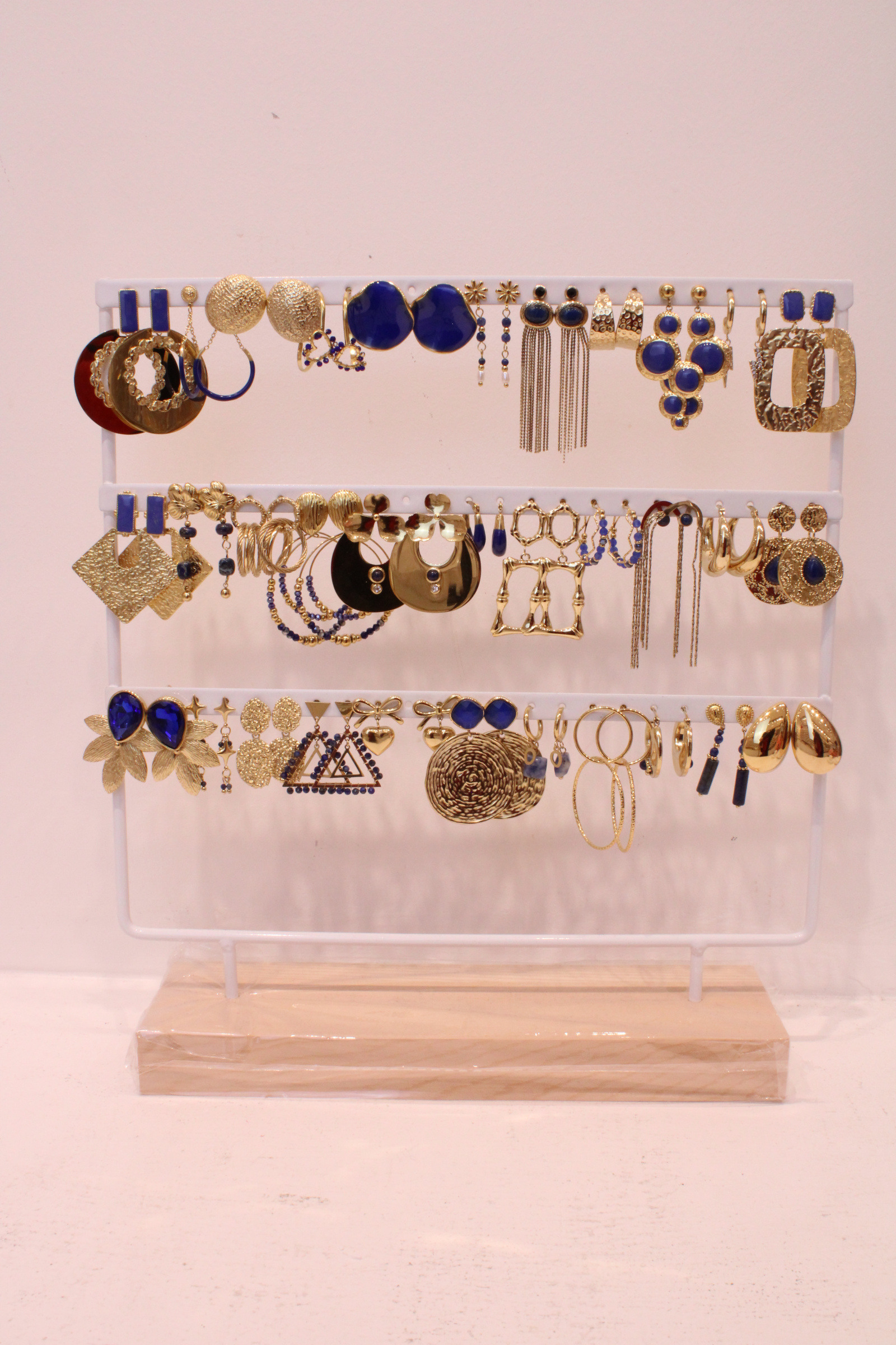 Grossiste MAISON OKAMI - Lot de boucles d’oreilles pendantes – Élégance et raffinement
