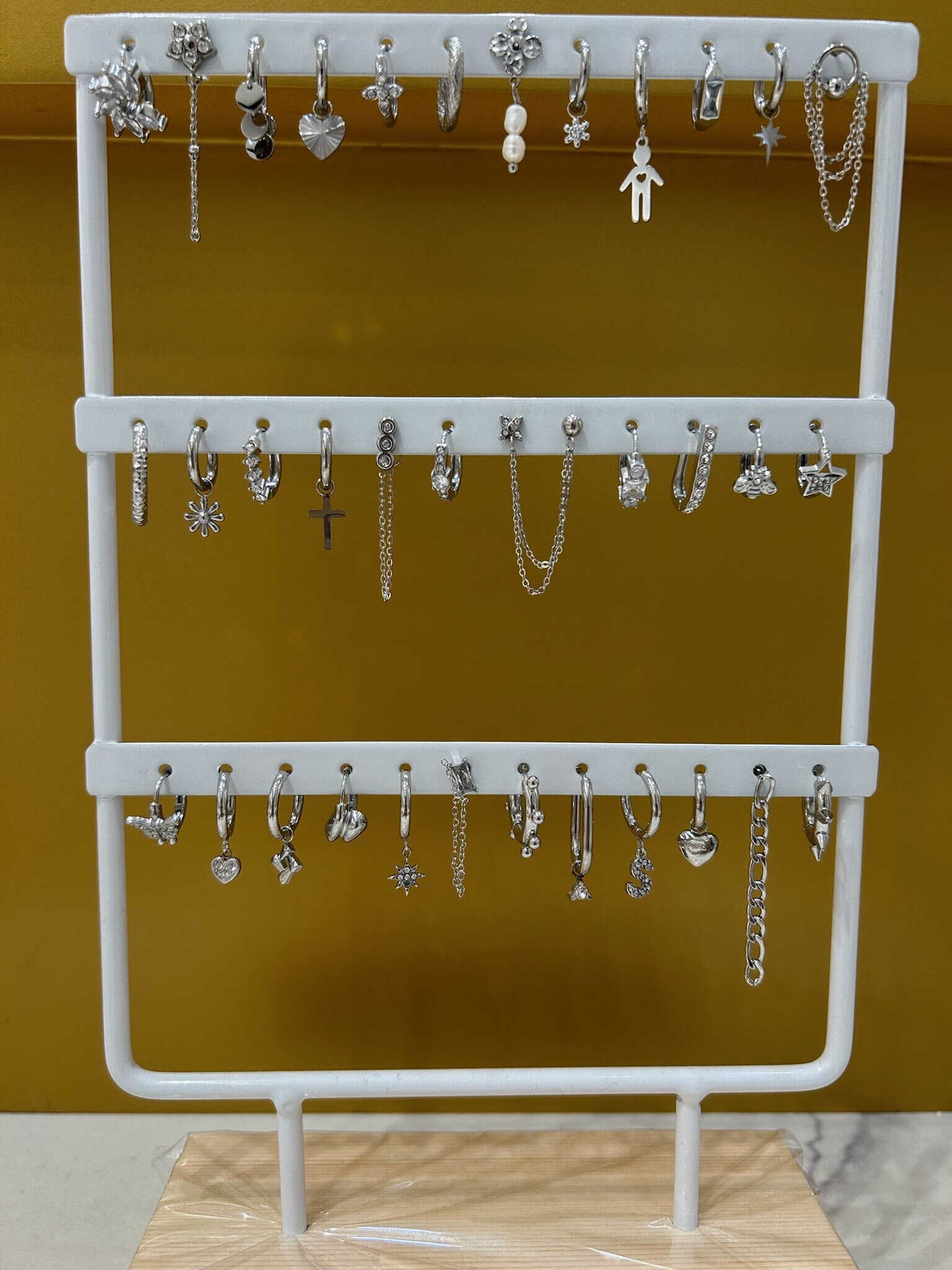 Grossiste MAISON OKAMI - Pack de 35 mono boucles d’oreilles variées en acier.