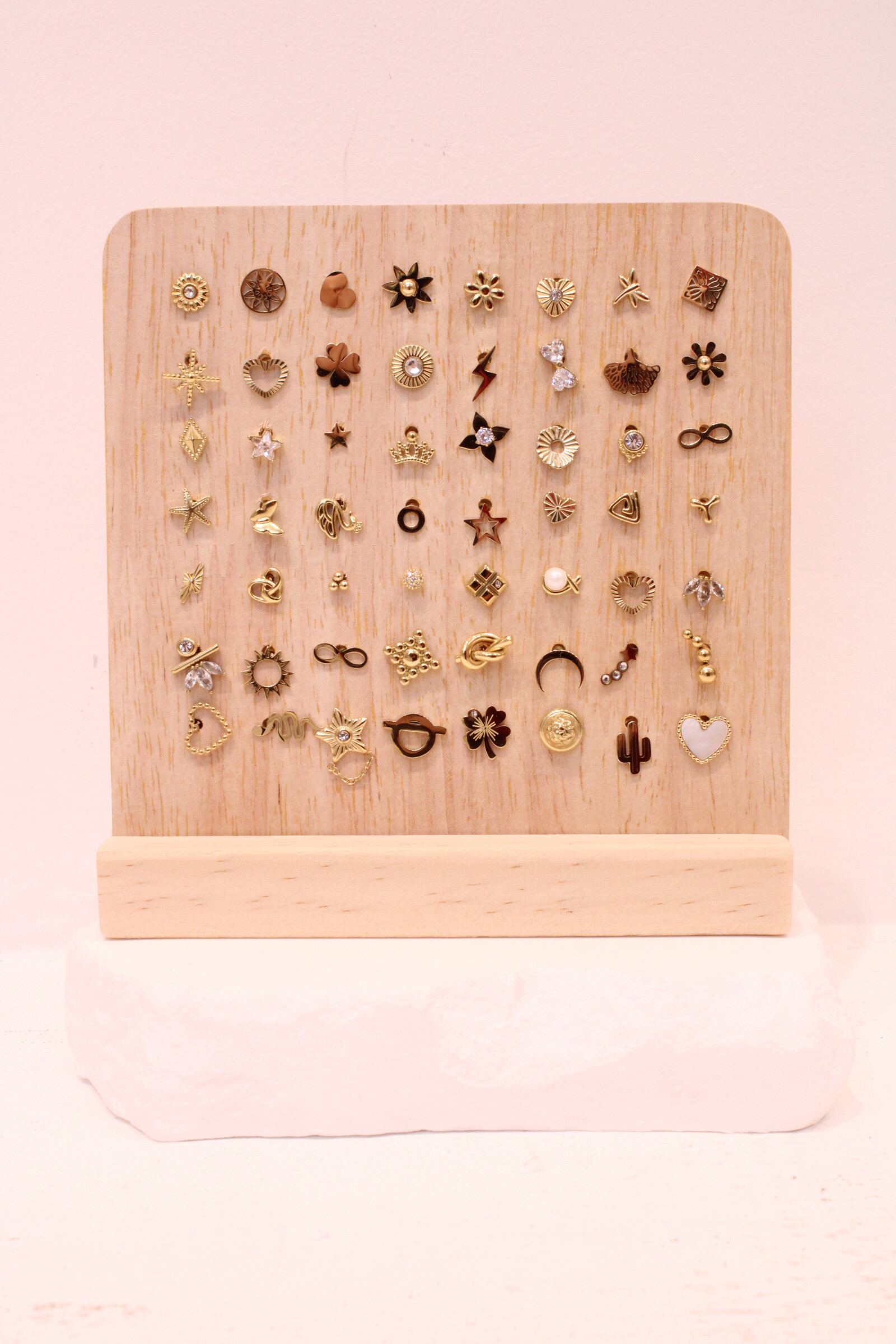 Grossiste MAISON OKAMI - Lot de boucles d’oreilles mono puce – Charms délicats et élégants