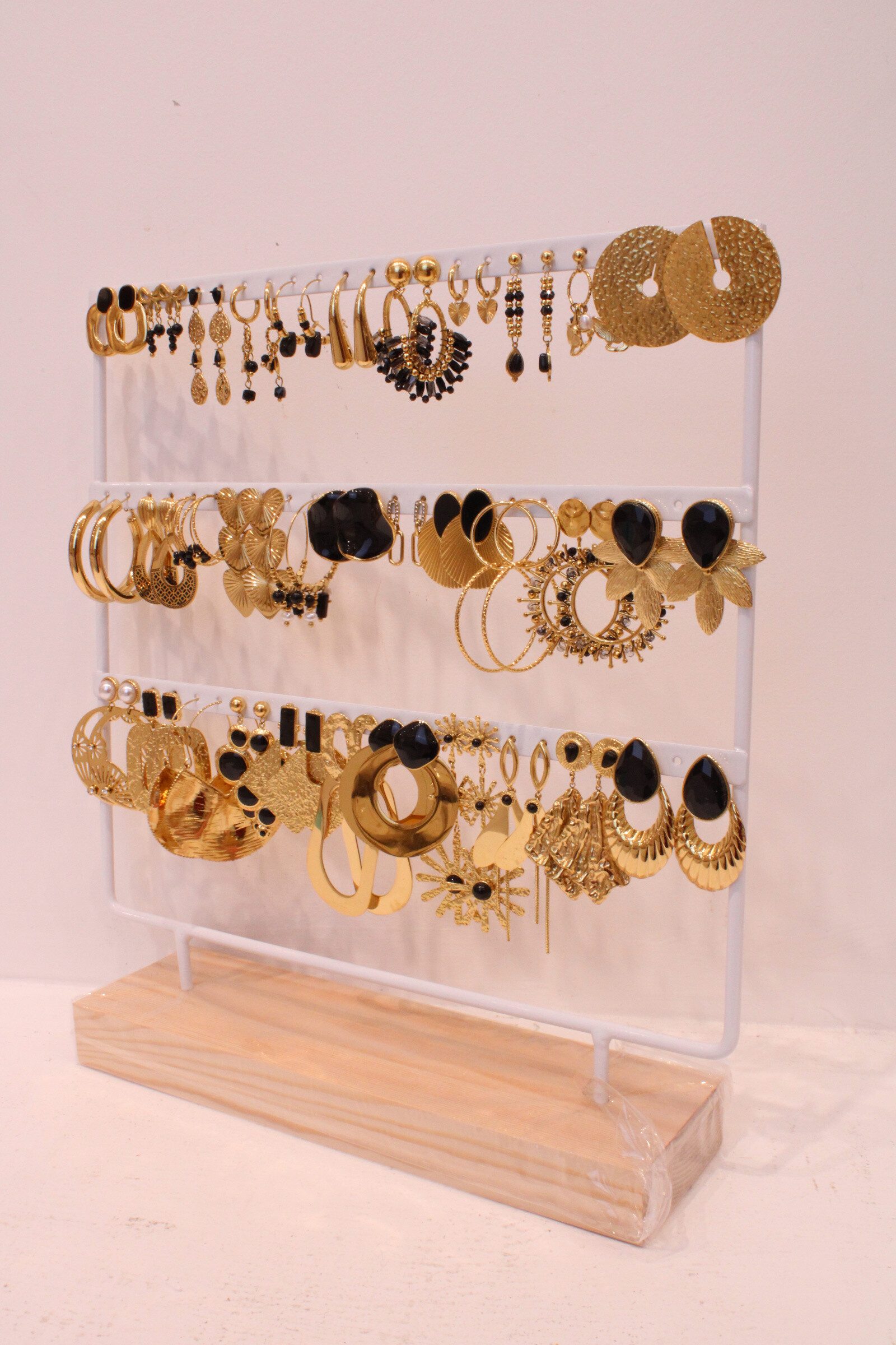 Grossiste MAISON OKAMI - Lot de boucles d’oreilles pendantes – Élégance et raffinement