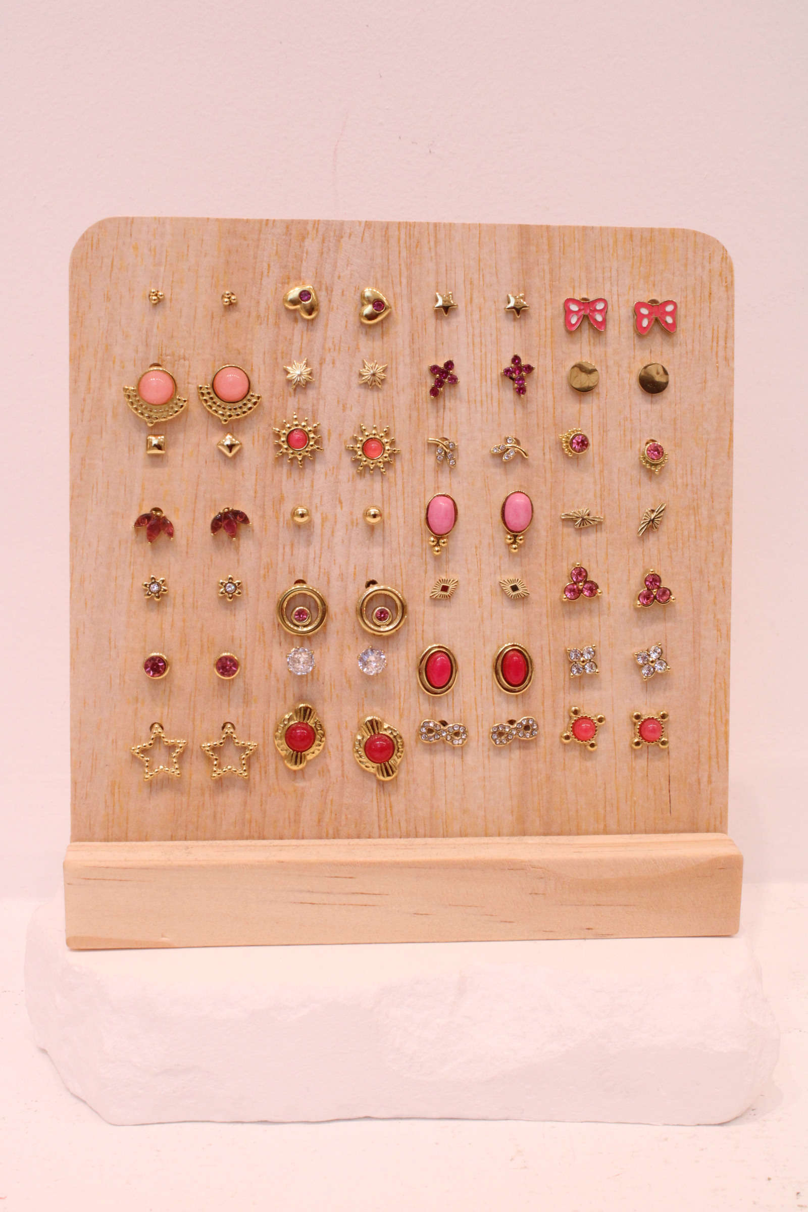 Grossiste MAISON OKAMI - Lot de 24 puces d’oreilles – Élégance et variété