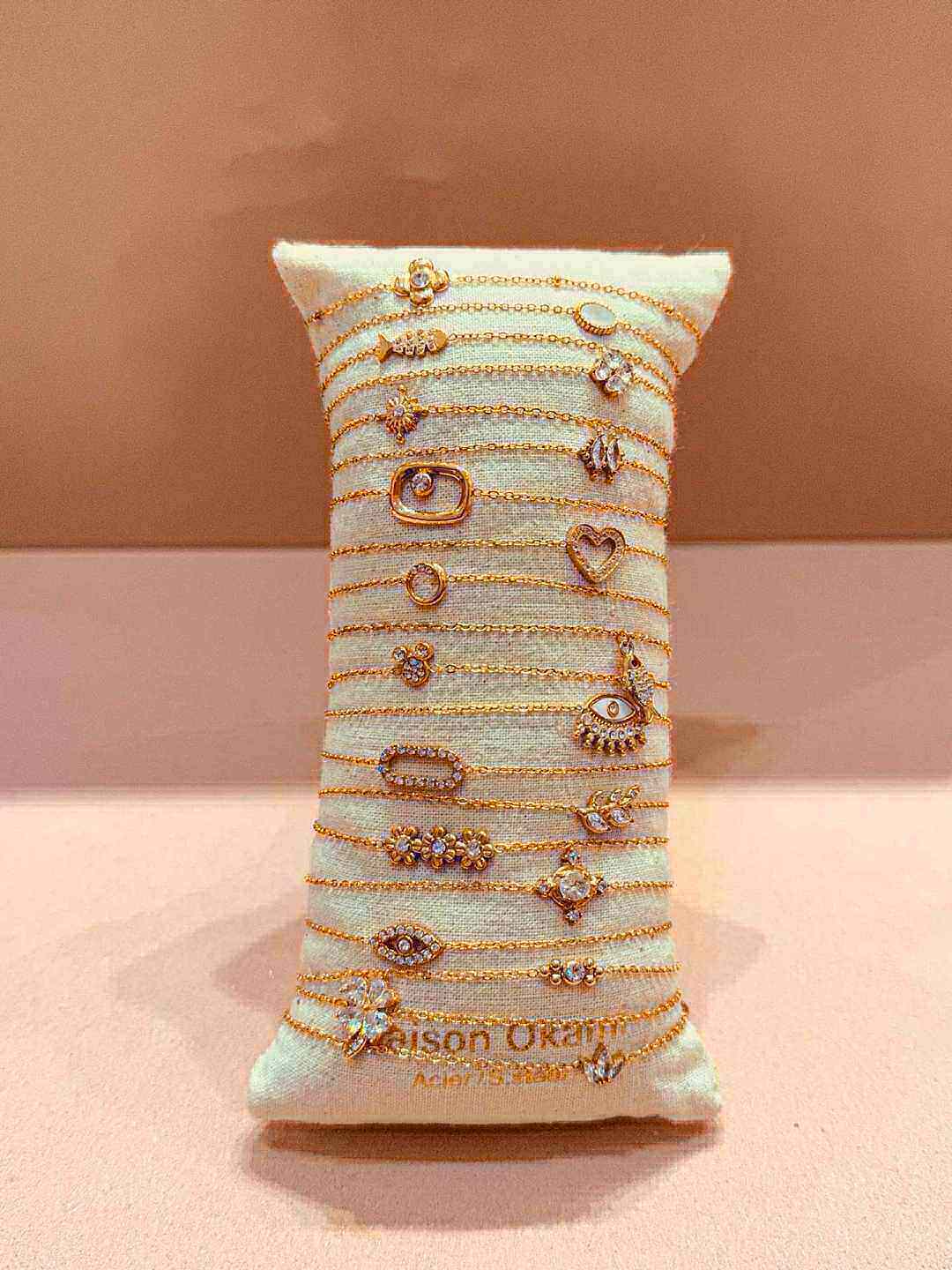 Mayorista MAISON OKAMI - Lotes de 20 pulseras de acero inoxidable con perlas y diseños elegantes
