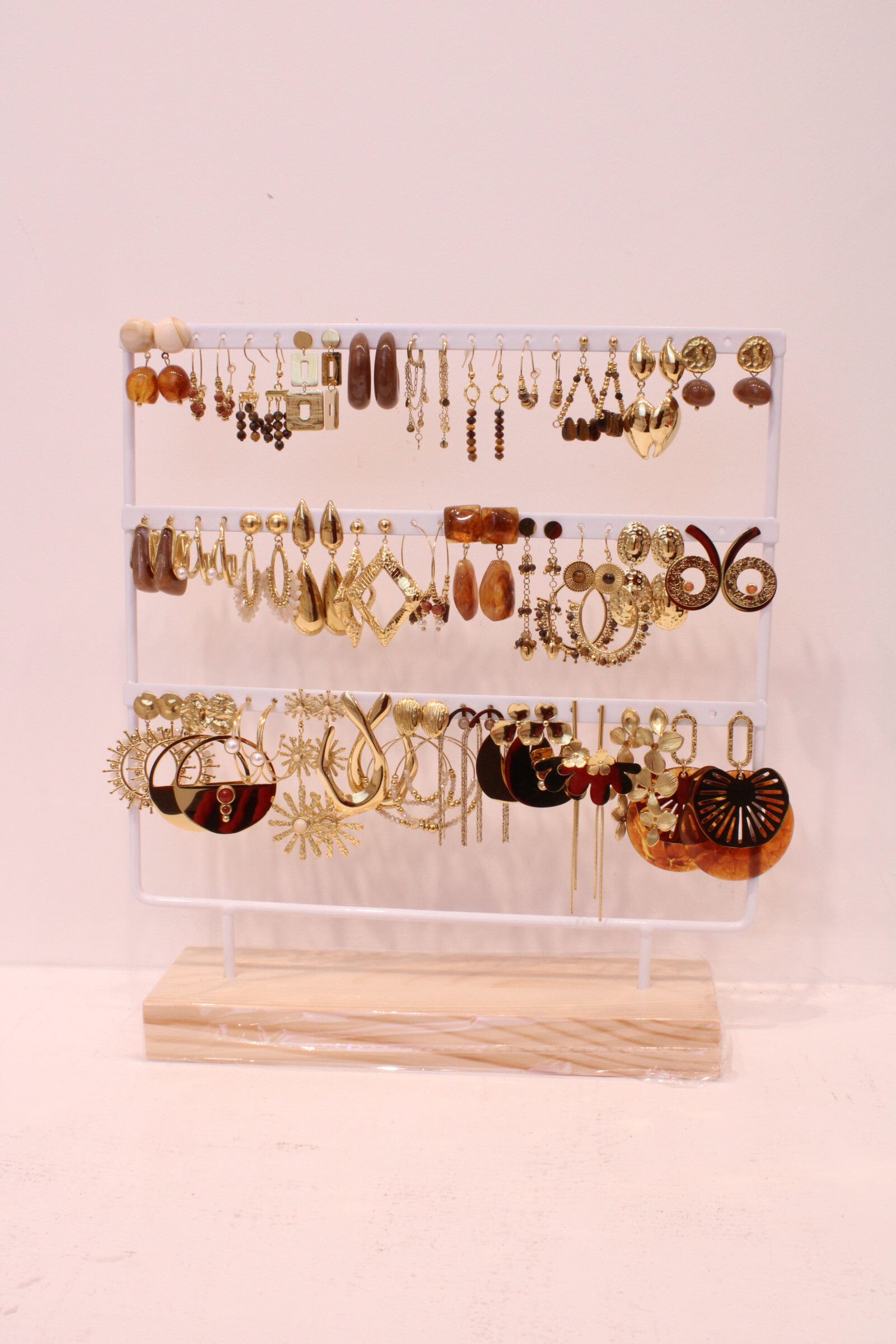 Grossiste MAISON OKAMI - Lot de boucles d’oreilles pendantes – Élégance et raffinement