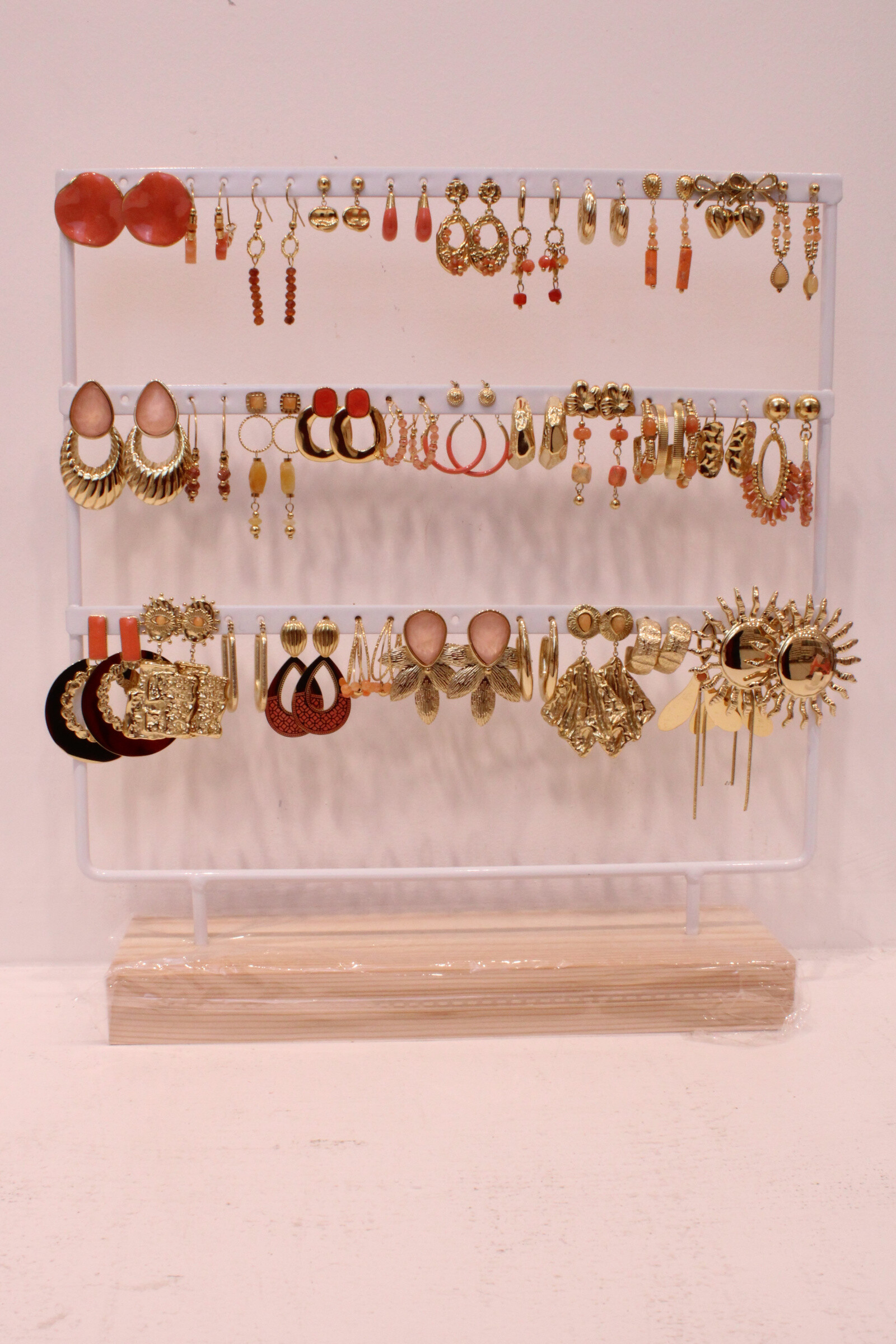 Grossiste MAISON OKAMI - Lot de boucles d’oreilles pendantes – Élégance et raffinement