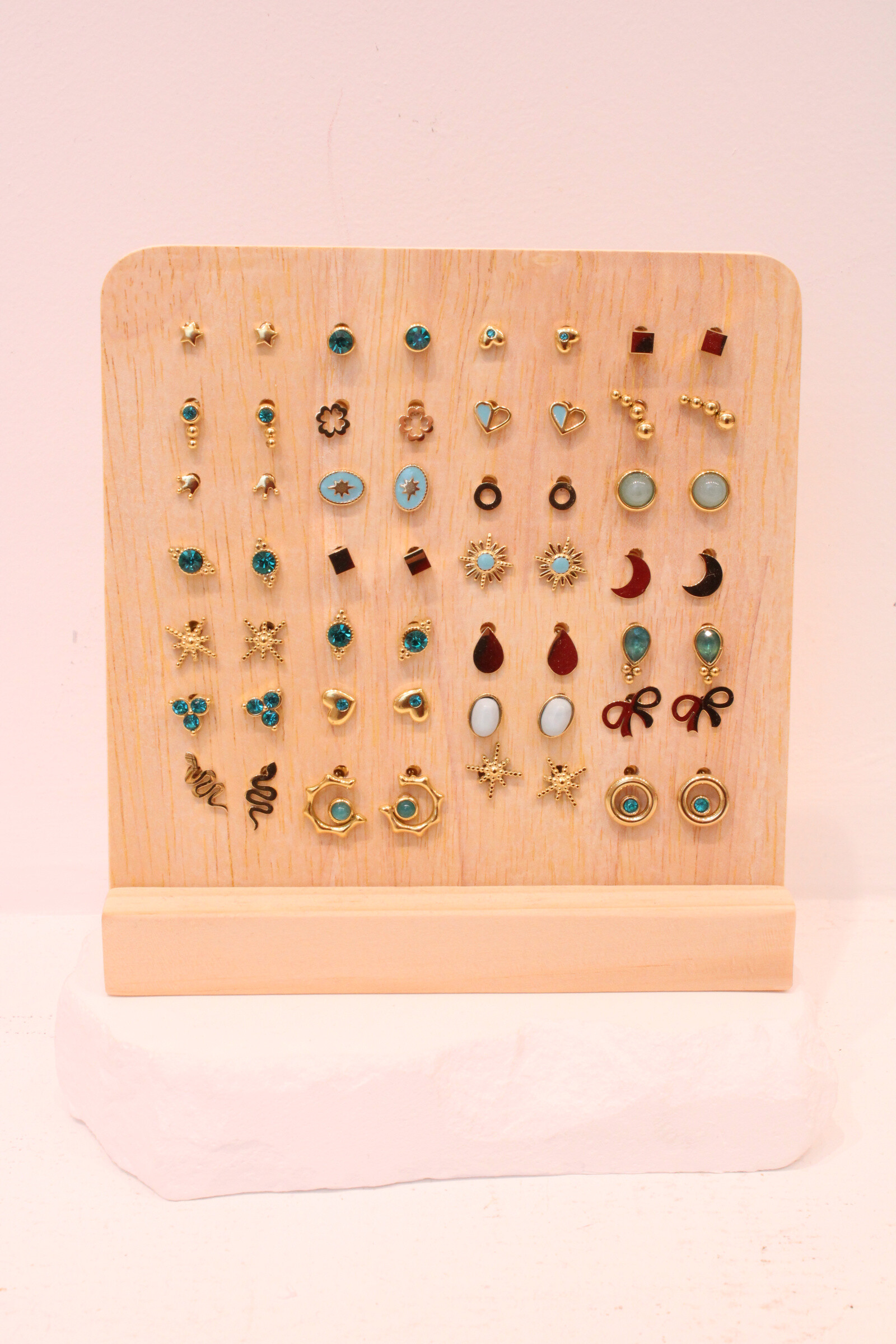 Grossiste MAISON OKAMI - Lot de 24 puces d’oreilles – Élégance et variété