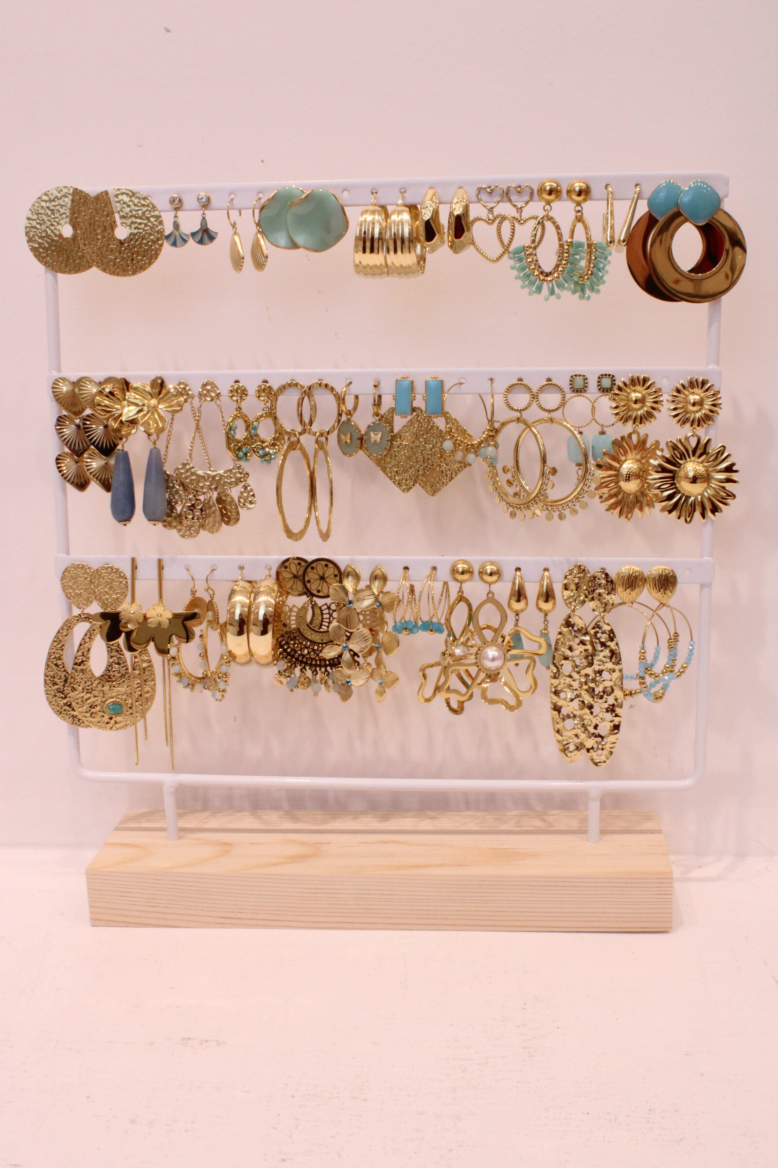 Grossiste MAISON OKAMI - Lot de boucles d’oreilles pendantes – Élégance et raffinement