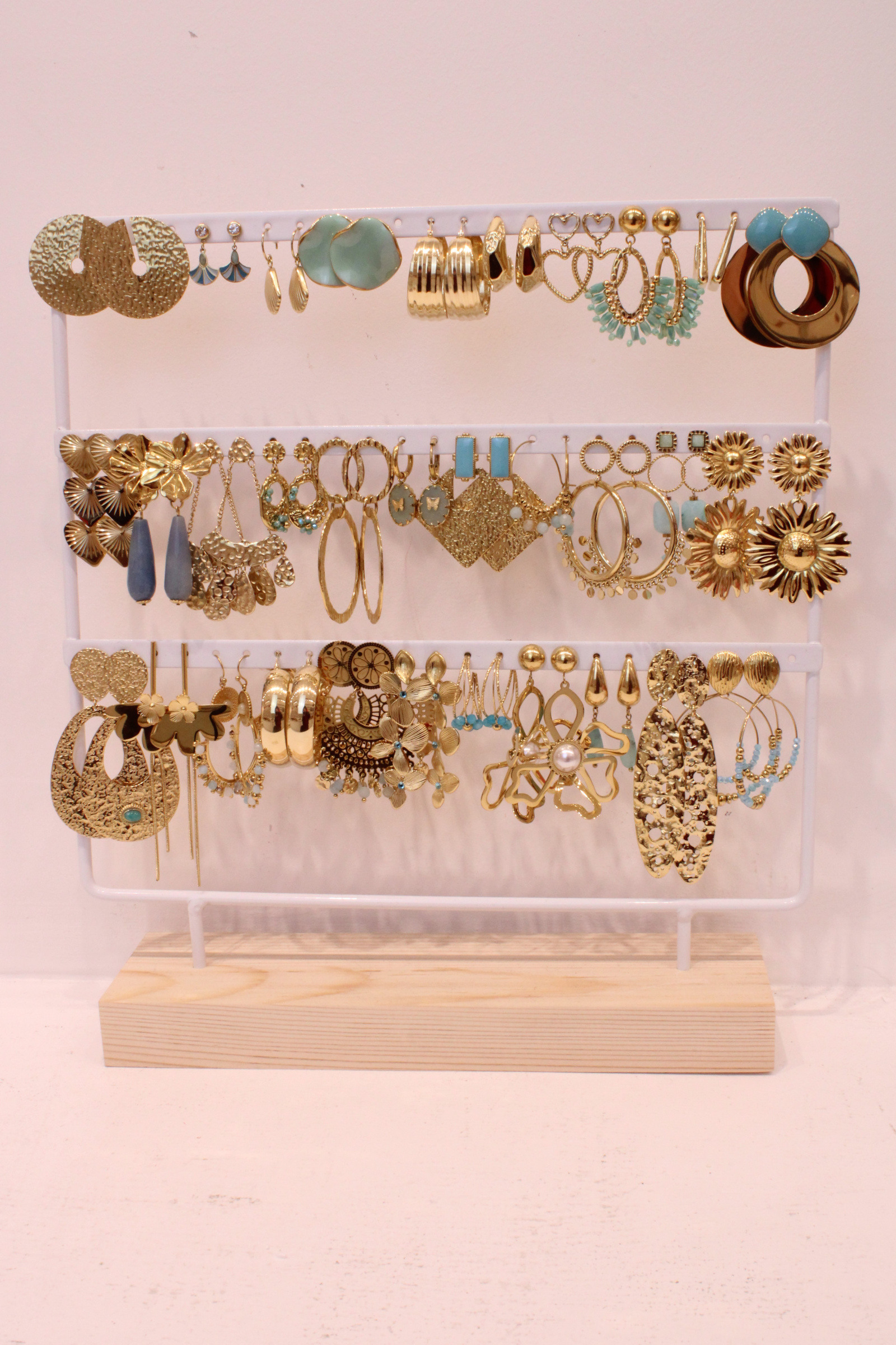 Grossiste MAISON OKAMI - Lot de boucles d’oreilles pendantes – Élégance et raffinement