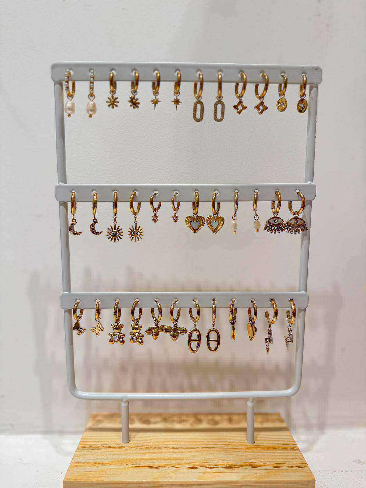 Grossiste MAISON OKAMI - Présentoir de boucles d’oreilles créoles dorées avec pendentifs tendance