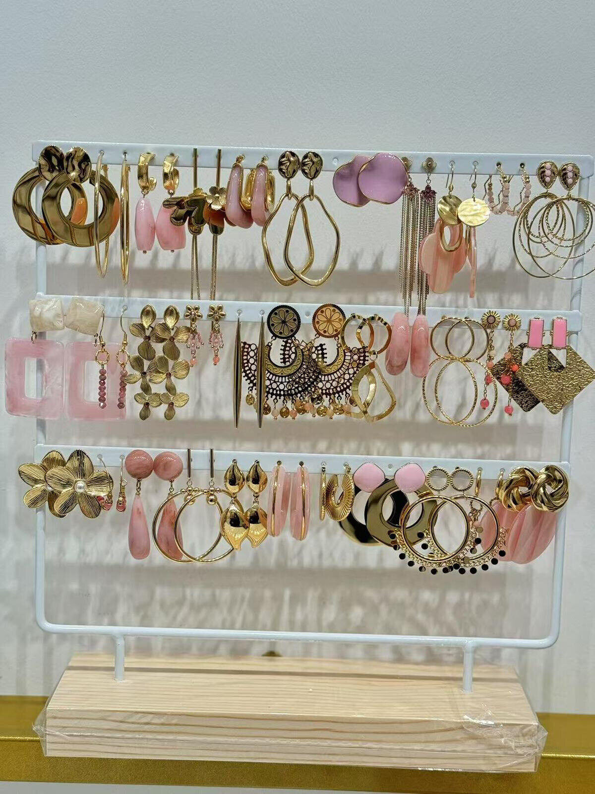 Grossiste MAISON OKAMI - Boucles d’oreilles dorées pendantes avec détails raffinés