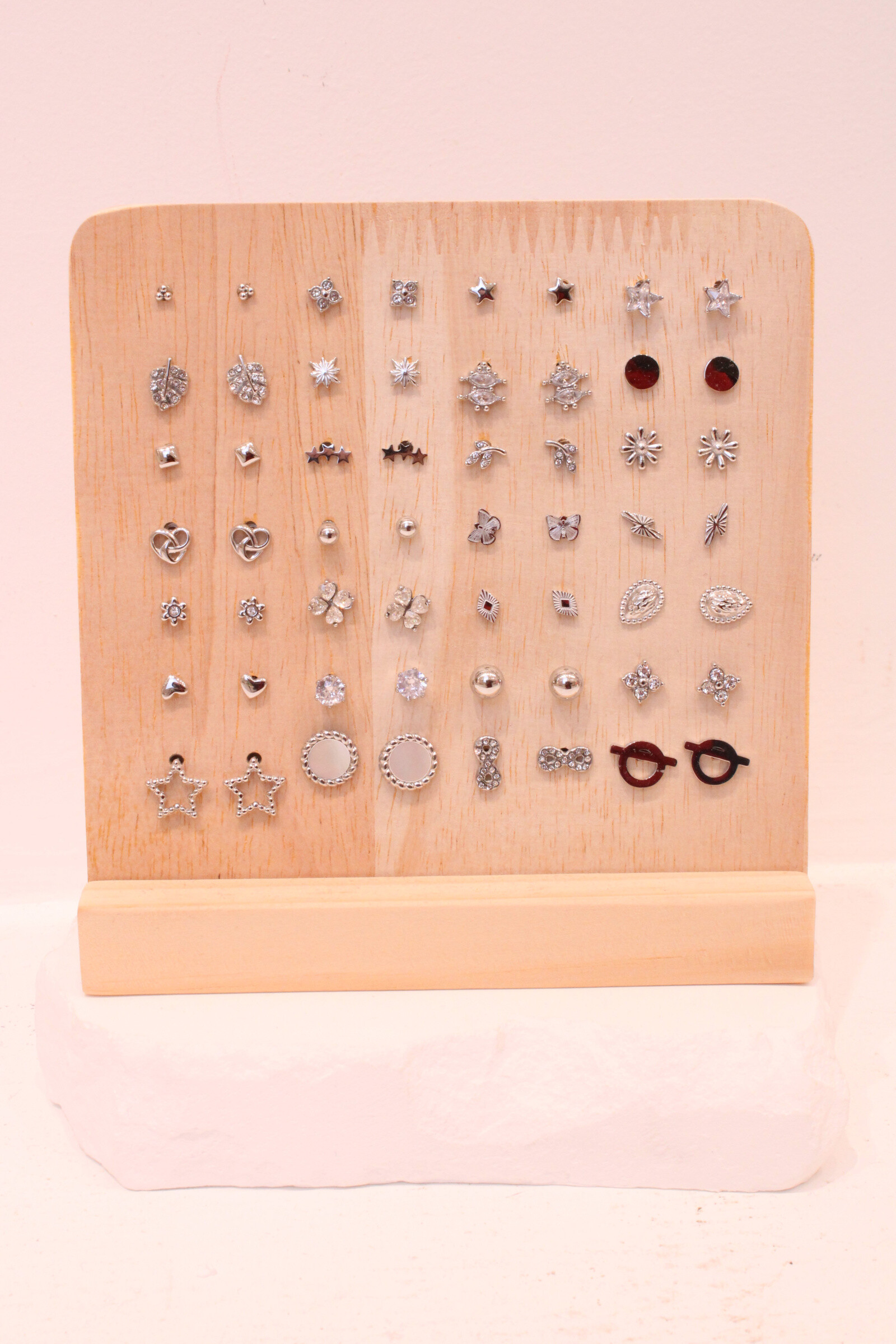 Grossiste MAISON OKAMI - Lot de 24 puces d’oreilles – Élégance et variété