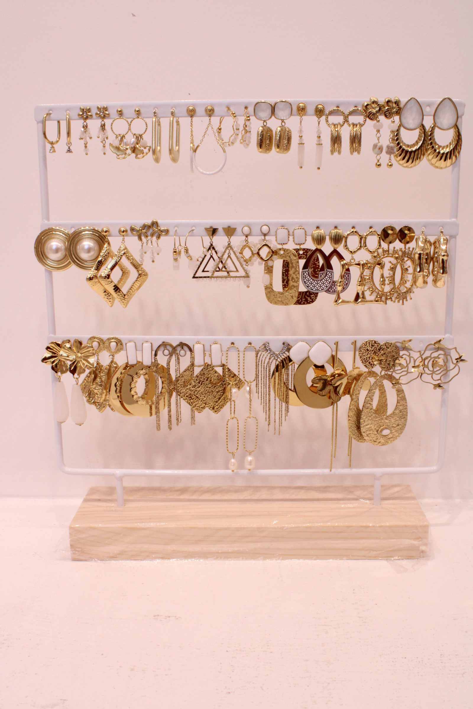 Grossiste MAISON OKAMI - Lot de boucles d’oreilles pendantes – Élégance et raffinement