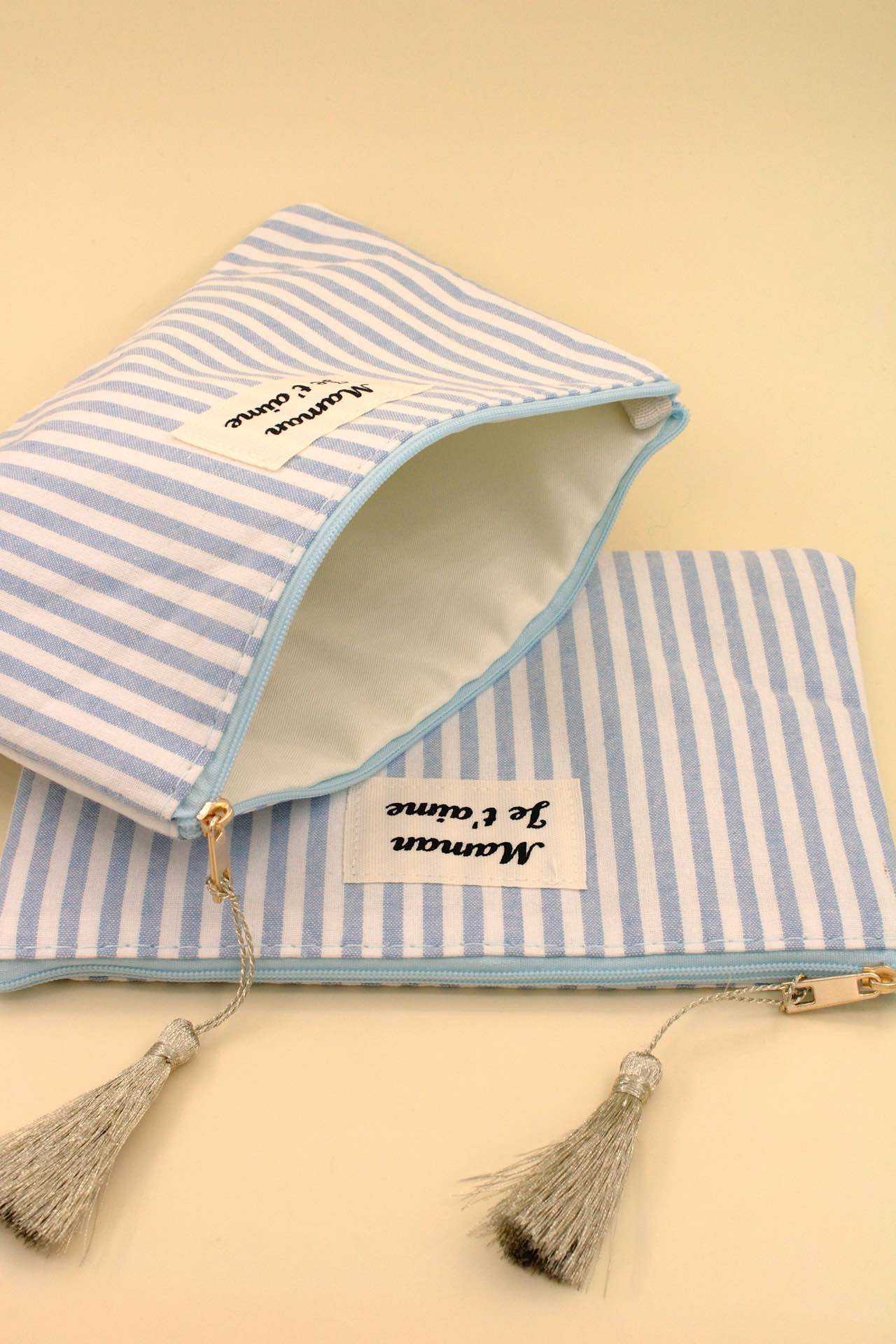 Grossiste MAISON OKAMI - Pochette Rayée avec Pompons et Fermeture À Glissière