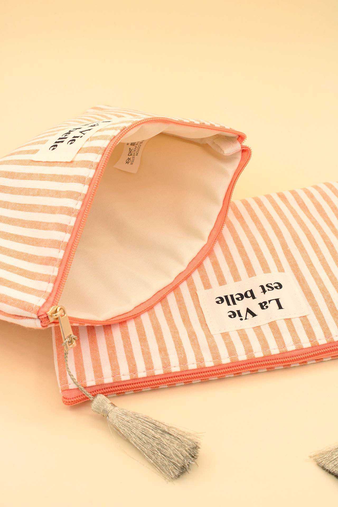 Grossiste MAISON OKAMI - Pochette rayée avec pompon et inscription