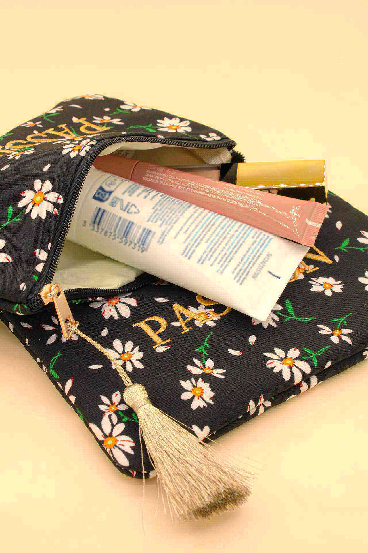 Wholesaler MAISON OKAMI - Floral patterned clutch with zipper closure and tassel