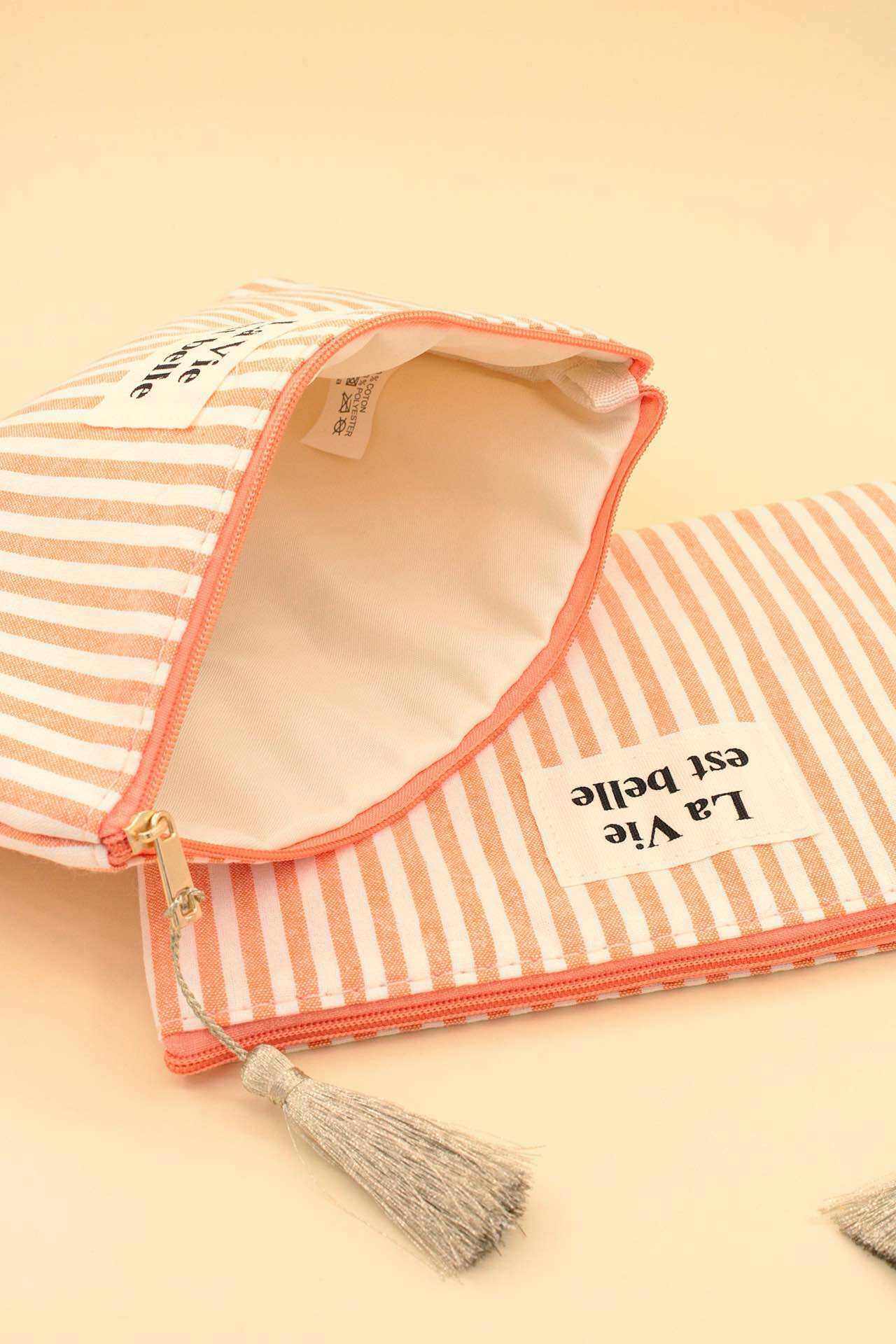 Grossista MAISON OKAMI - Pochette a righe con nappina e scritta