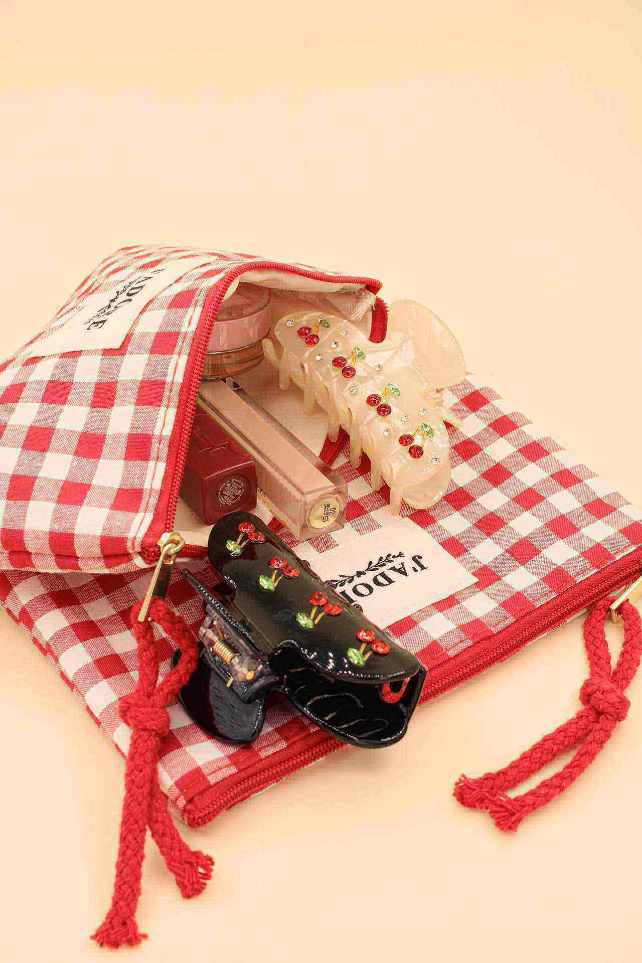 Grossista MAISON OKAMI - Pochette a quadri con scritta J'ADORE