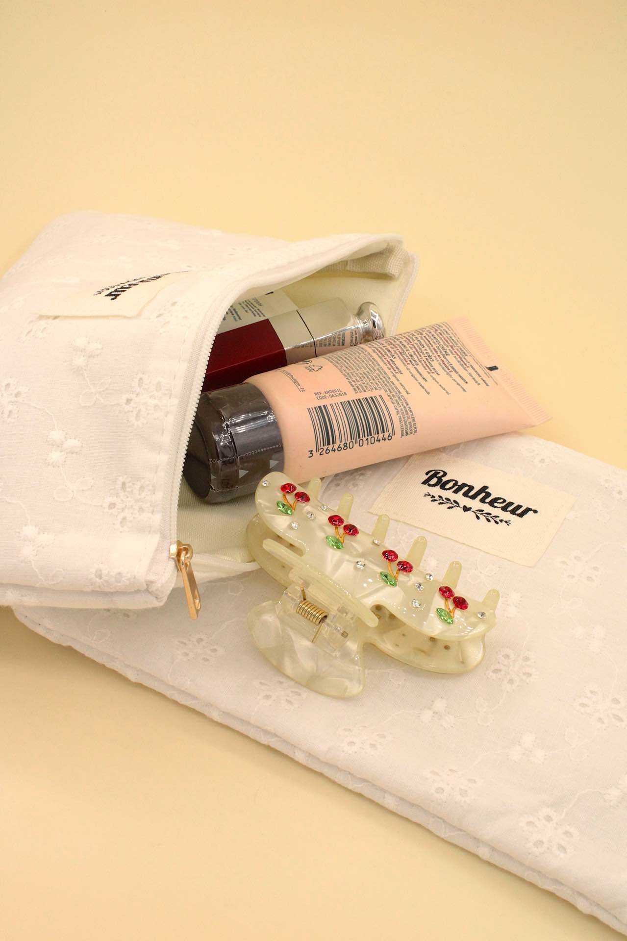 Grossiste MAISON OKAMI - Pochette en tissu brodée avec fermeture éclair et anses