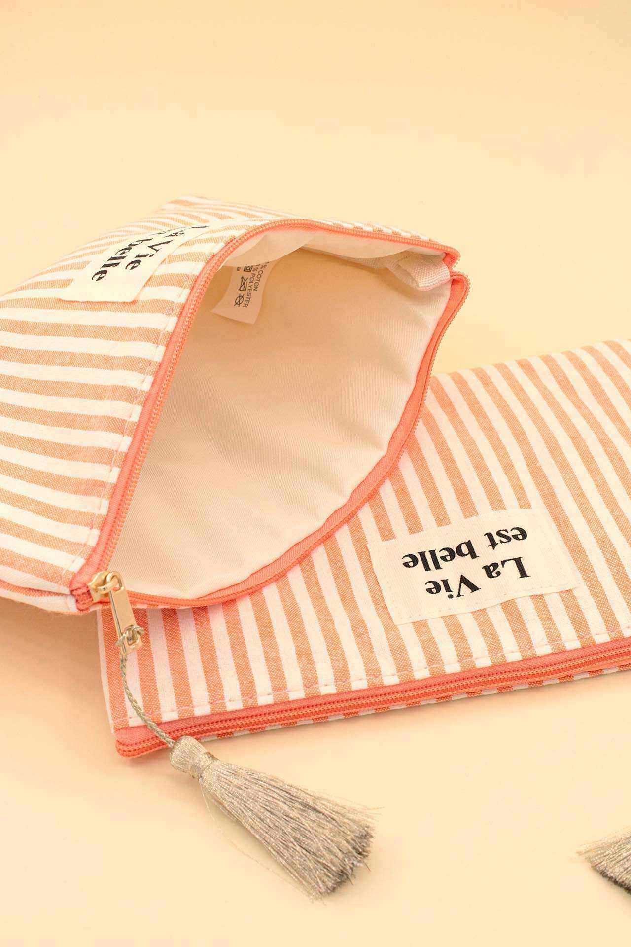 Grossiste MAISON OKAMI - Pochette rayée avec pompon et inscription