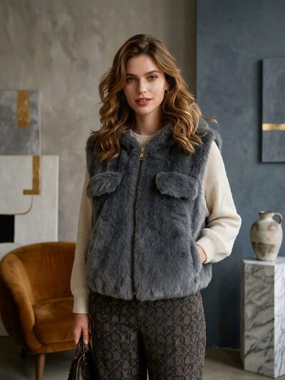 Grossiste MAR&CO - gilet en fausse fourrure avec capuche Grossiste MAR&CO - gilet en fausse fourrure avec capuche