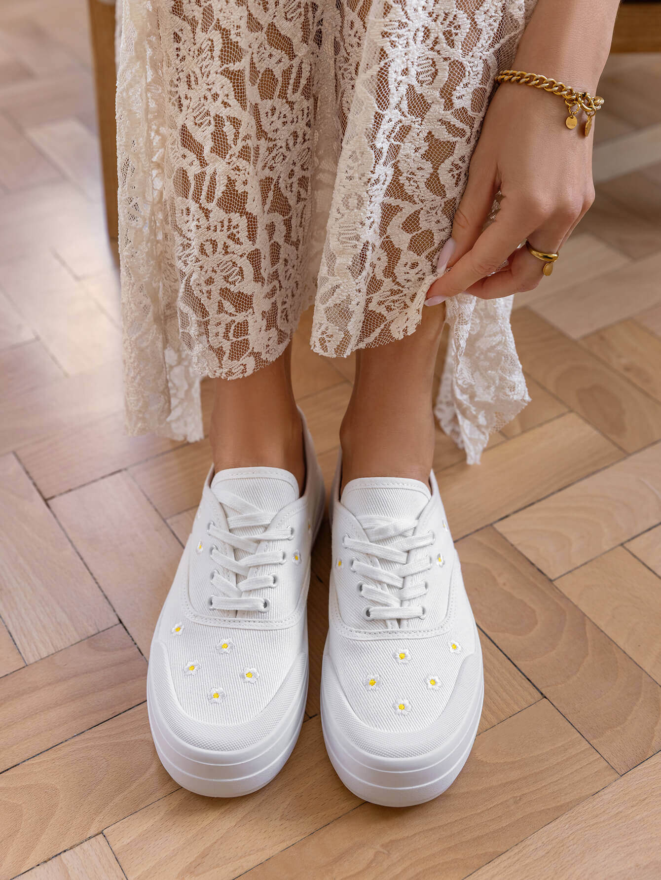 Grossista Marquiiz - Sneakers con lacci con motivo floreale e suola spessa per donna
