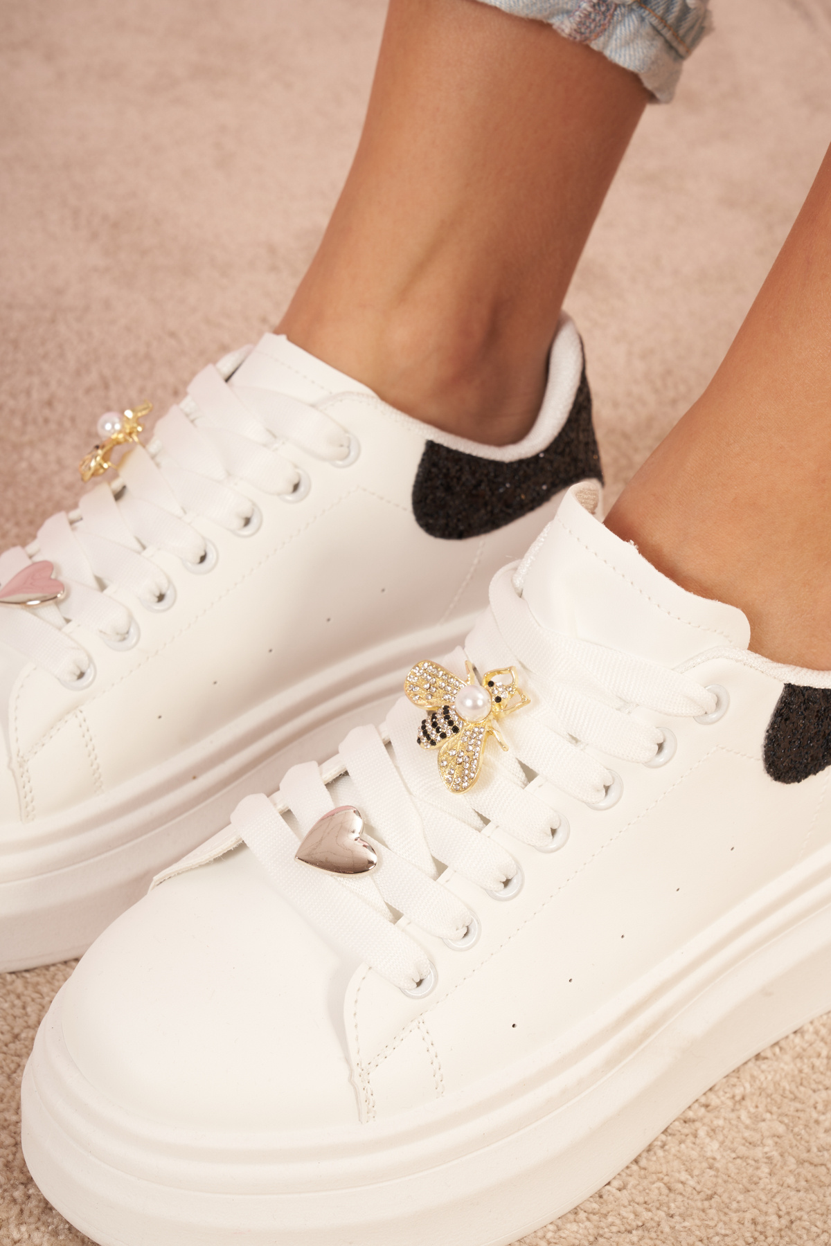 Mayorista Marquiiz - Zapatillas elegantes con cordones y charms/colgantes y suelas gruesas altas