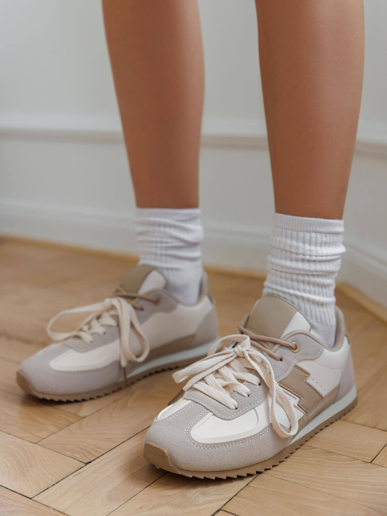 Großhändler Marquiiz - Elegante Sneaker mit zweifarbigen Schnürsenkeln, Muster und flachen Sohlen