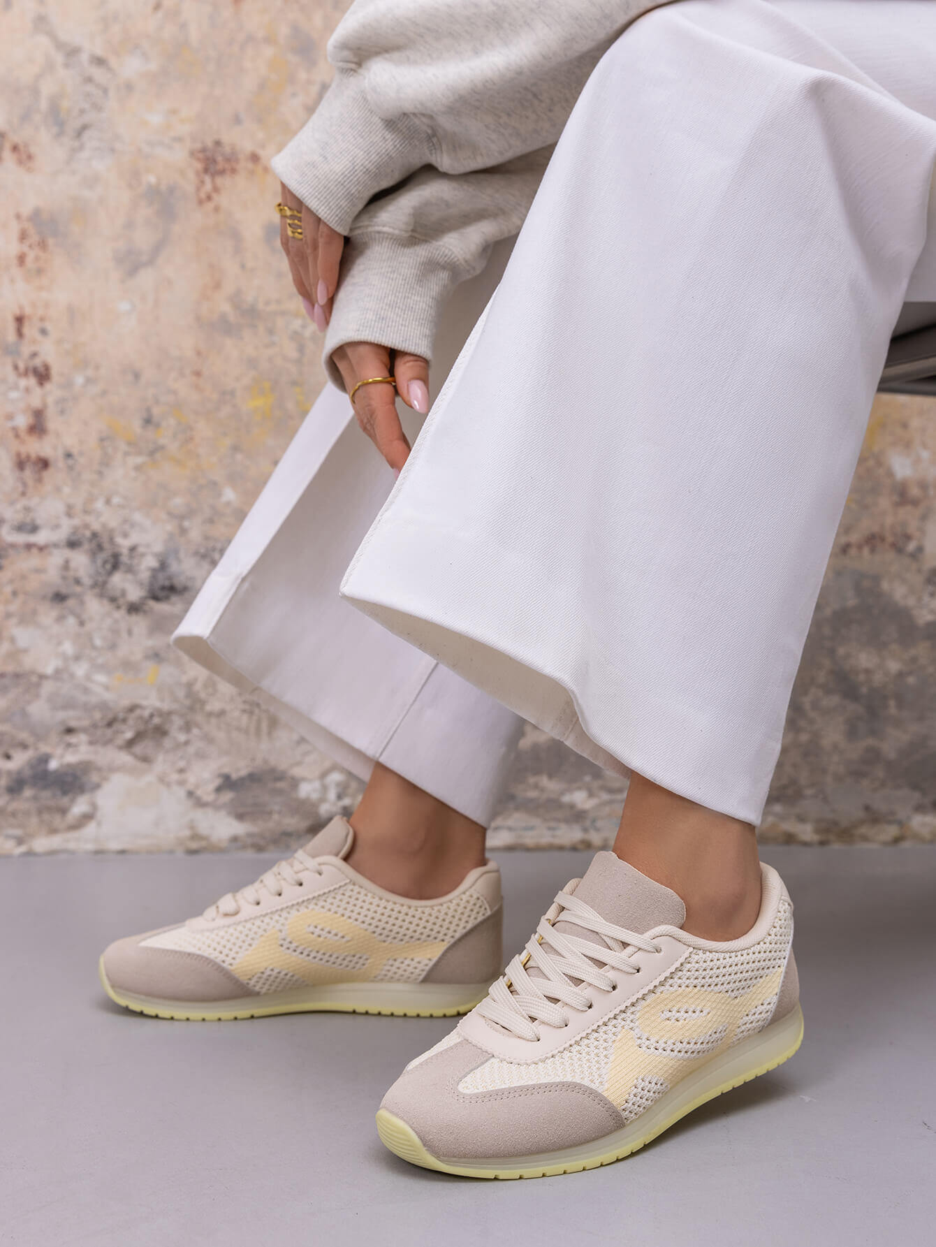 Grossista Marquiiz - Sneakers con lacci e suola piatta per donna