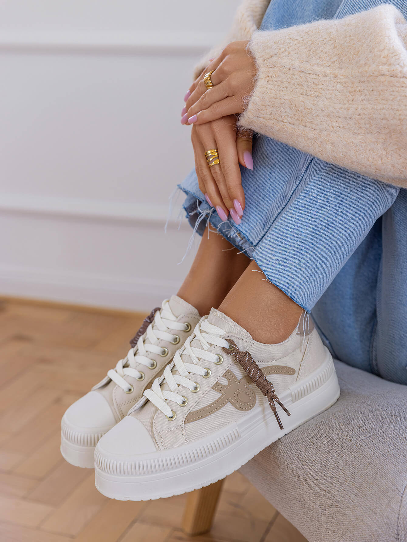 Grossista Marquiiz - Sneakers con lacci e charm con suola spessa per donna