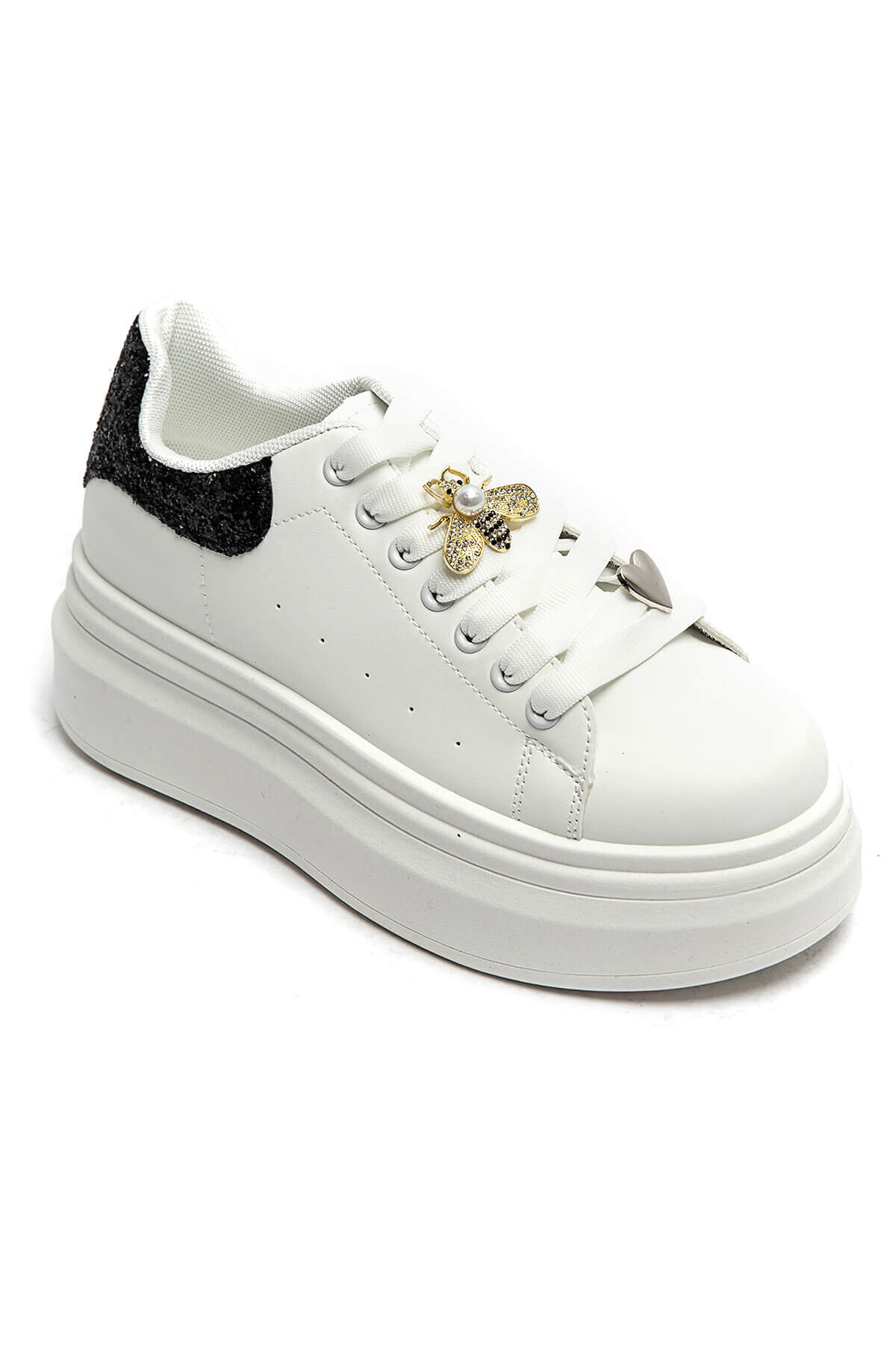 Großhändler Marquiiz - Schnürsneaker mit Accessoires an den Schnürsenkeln