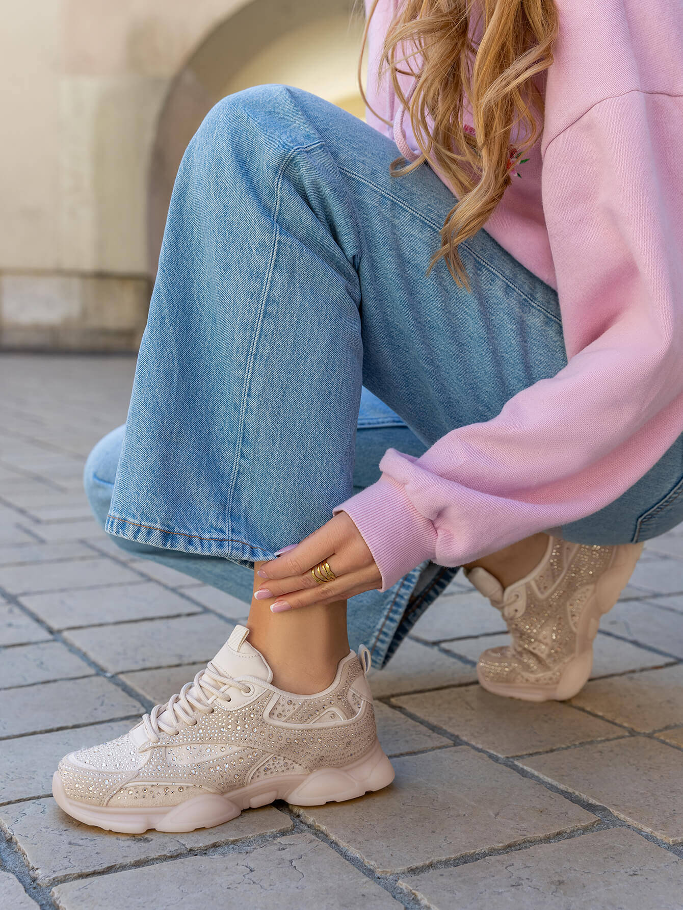 Mayorista Marquiiz - Zapatillas streetwear glamurosas MARQUIIZ con detalles de strass y plataforma cómoda. (art N° 9066)