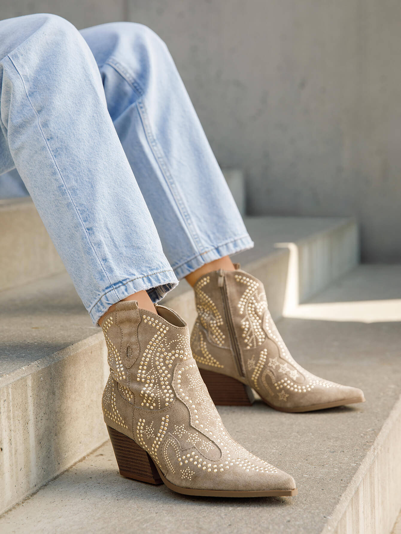Grossiste Marquiiz - Bottines élégantes style western avec motifs à strass et à talons avec bouts pointus