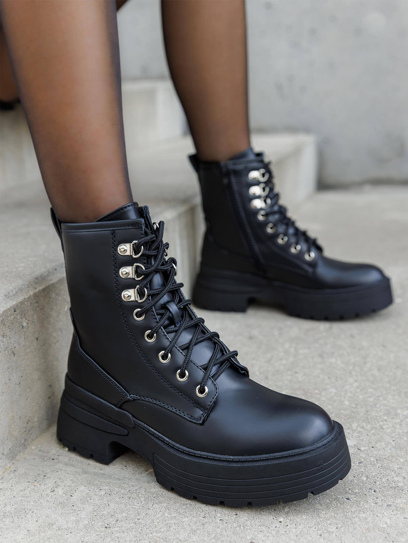 Großhändler Marquiiz - Hohe Schnürstiefel mit dicker Profilsohle und Metallösen.