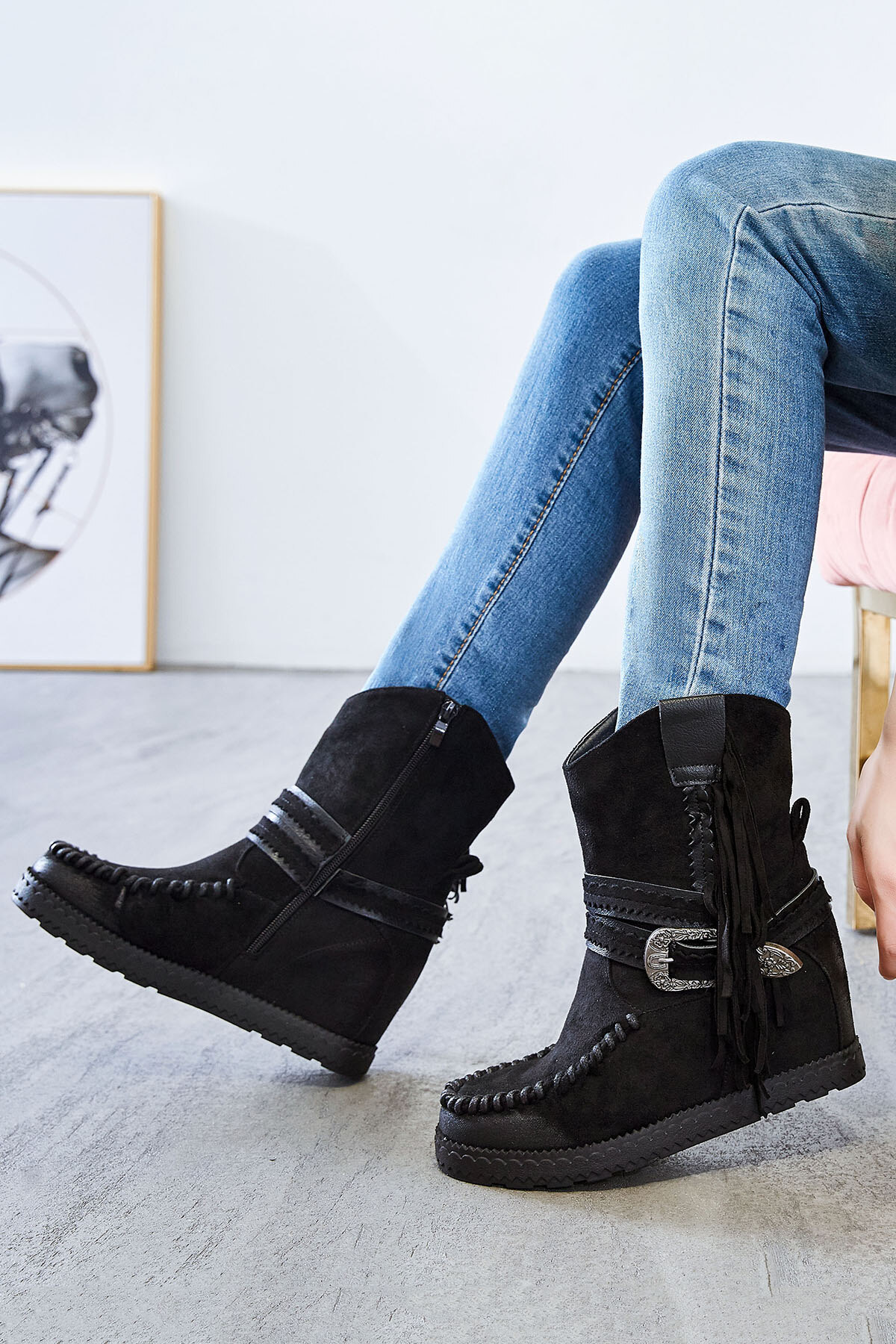 Wholesaler Marquiiz - Wedge heel ankle boots with long fringes, engraved metal buckle, and black leather strap for a chic and bold western style.