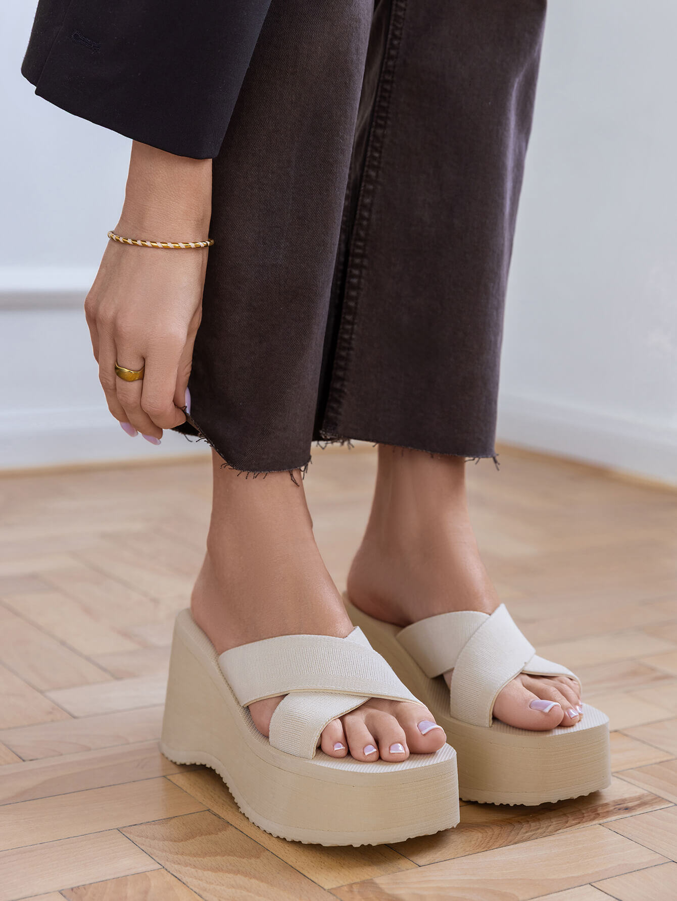 Mayorista Marquiiz - Sandalias elegantes con doble tira cruzada y suelas altas de cuña