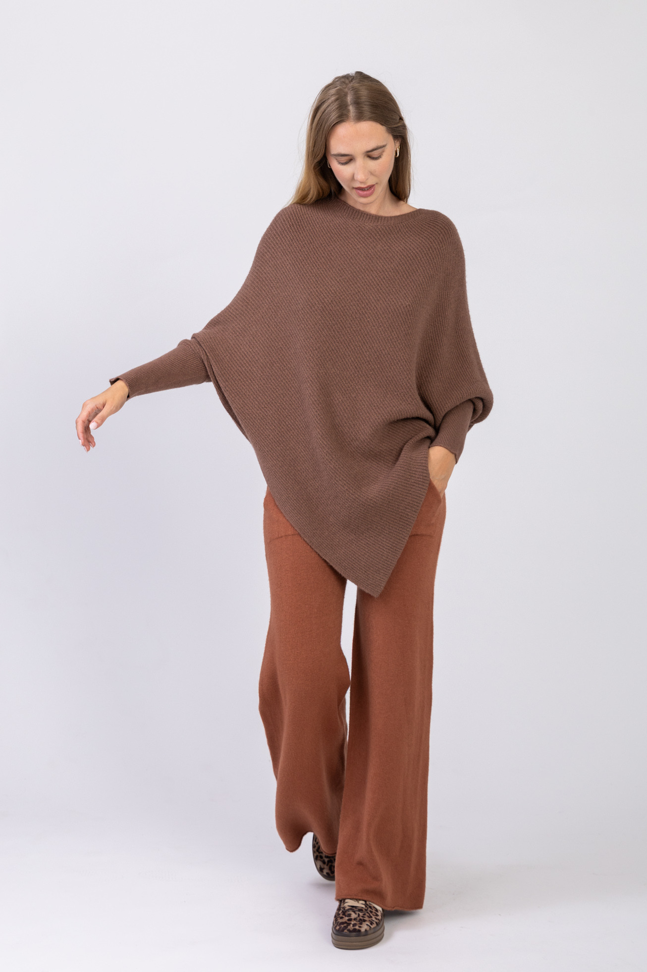 Pull poncho côtelé sans couture, col rond, manches longues, avec finition en pointe, au toucher cachemire, le produit est fabriqué en Italie.
La mannequin mesure 1.78m et porte une taille unique qui convient au 36-42.