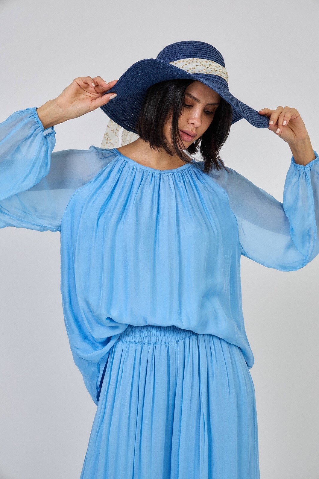 Grossista Max & Enjoy (Vêtements) - Blusa con scollo rotondo in misto seta con effetto vaporoso