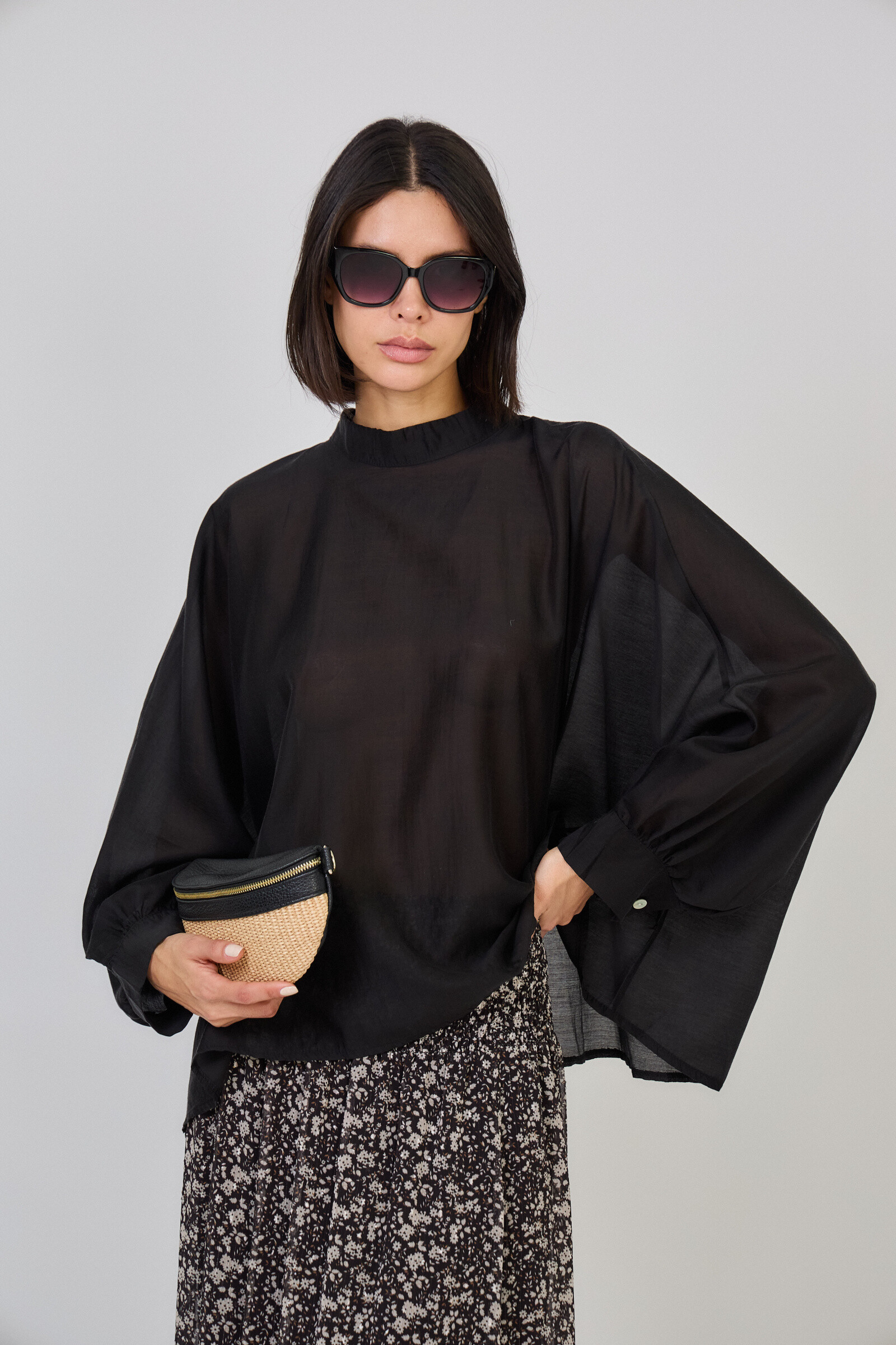 Blouse transparente over size :
- Col montant
- Manches longues chauve souris
- Matière fluide effet soie satinée: 85% viscose 15% nylon
- Taille unique: 36-42 ⁄ 44