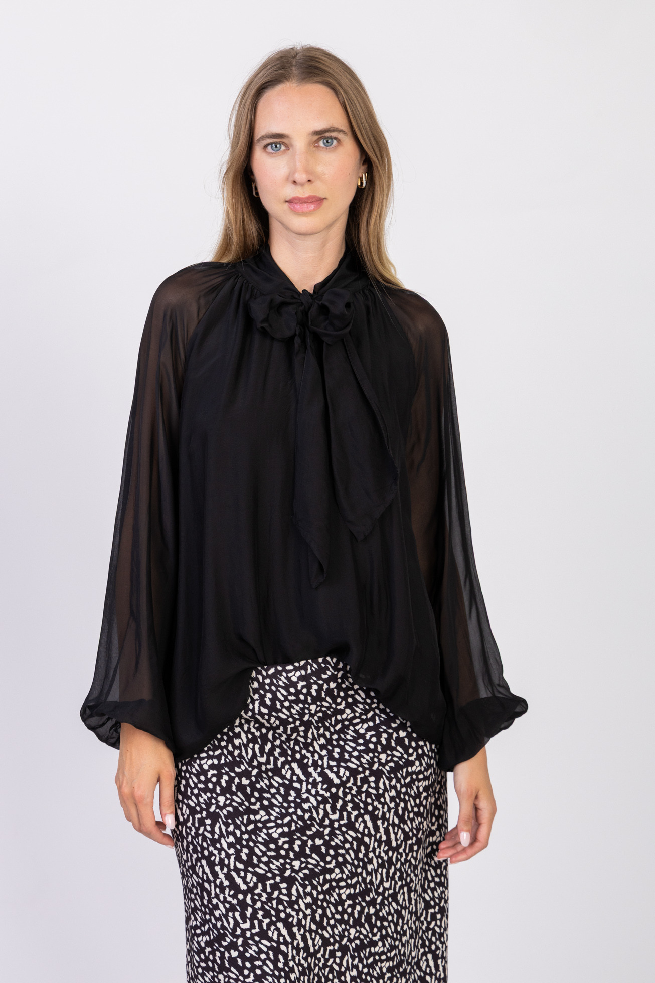 Long-sleeve blouse with lavallière collar in blended silk-31054
- Lavallière collar (to tie at the front)
- Airy long sleeves (transparent), cinched at the wrists with elastic
- One size: 36-40
- Model is 1.78m and wears size 36-40
- Composition: 30% silk and 70% viscose
- 100% viscose lining front and back
- Made in Italy
- Stylist's tip: To create a chic and elegant outfit, pair this blouse with our mixed silk pants or skirts in matching colors, or go for a bicolor look for a bolder effect, a total airy silk look by Max & enjoy. For an office day outfit, add a small Max & enjoy knit, it will be delightful with its lavallière collar hidden under your sweater, for a decidedly trendy look. The plus, it adapts to all silhouettes, and will be ideal for your outings, evenings, cocktails, parties, or to make a splash at the office.