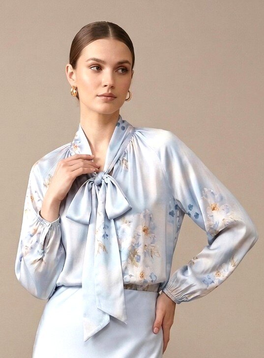Grossiste Max & Enjoy (Vêtements) - Blouse imprimée florie en col lavallière en soie mélangée, manches longues