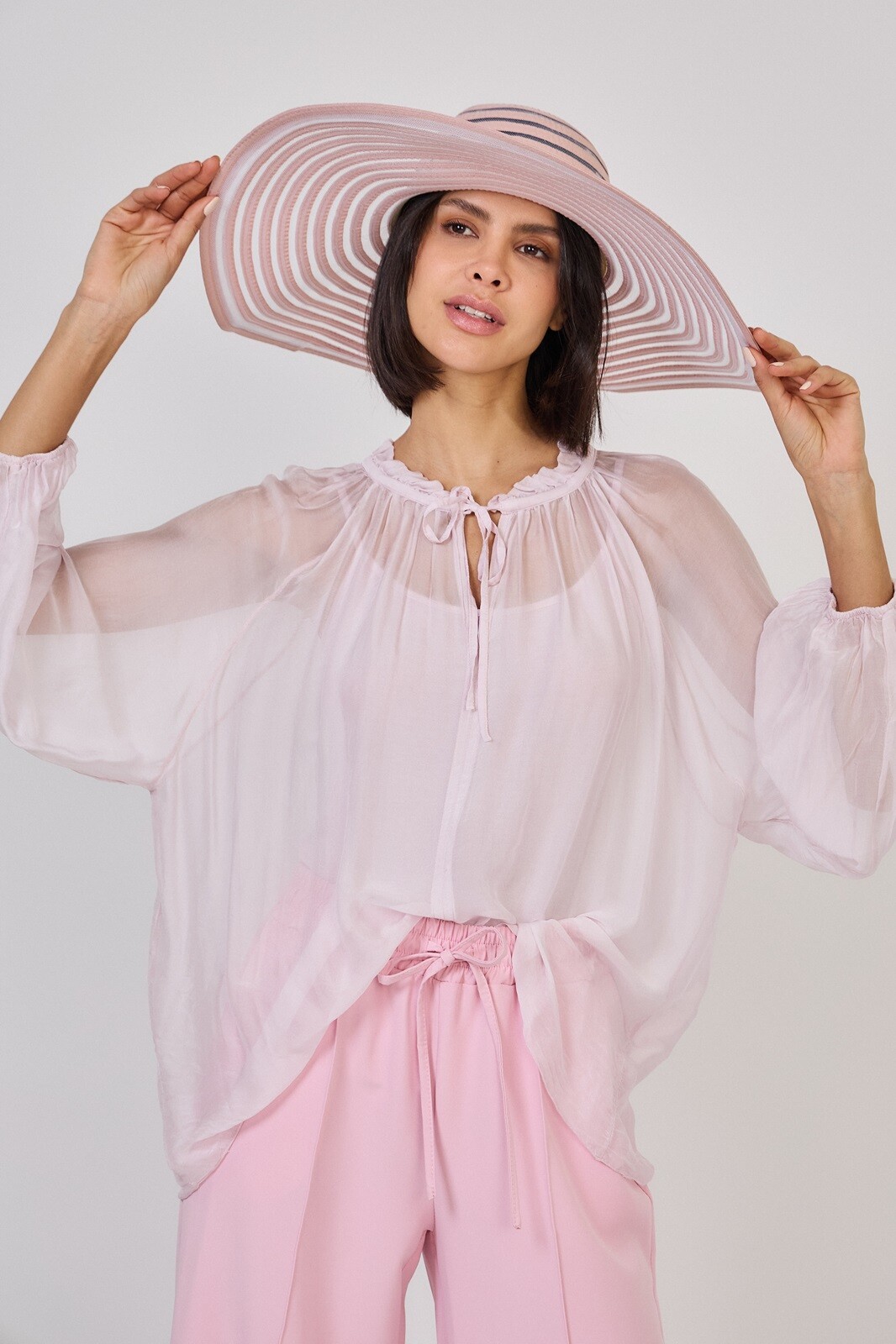 Grossiste Max & Enjoy (Vêtements) - Blouse Frou Frou transparente en soie mélangée effet vaporeuse