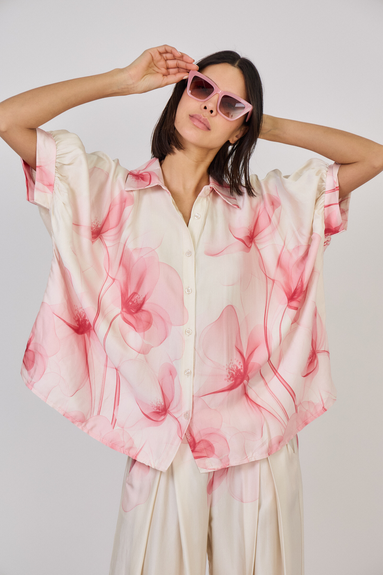 Mayorista Max & Enjoy (Vêtements) - Blusa de manga corta estampado floral de gran tamaño en seda mixta