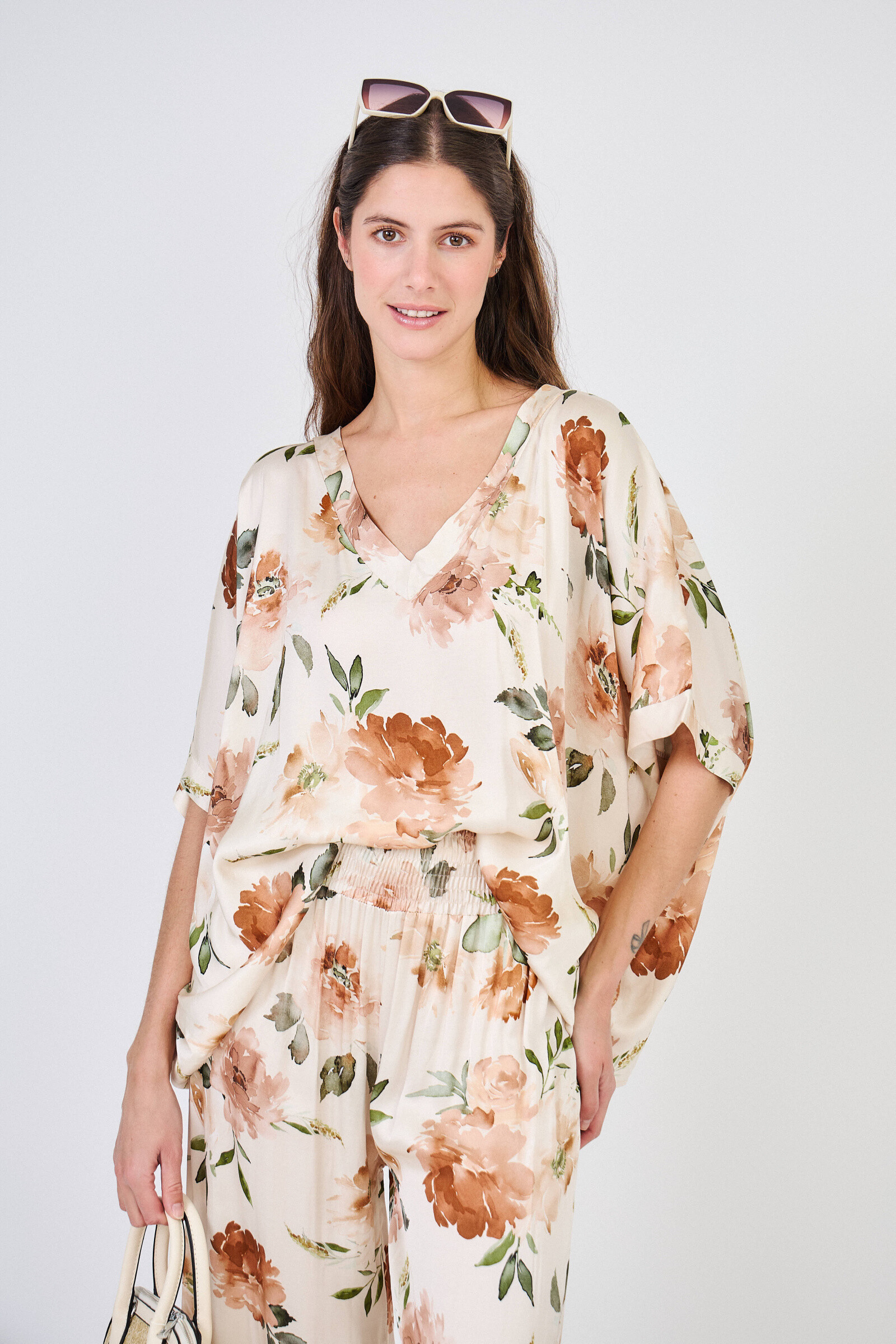 Mayorista Max & Enjoy (Vêtements) - BLUSIÓN DE LA BLOUNTA V de gran tamaño, Neck, mangas cortas "Floral Shabby", seda mixta