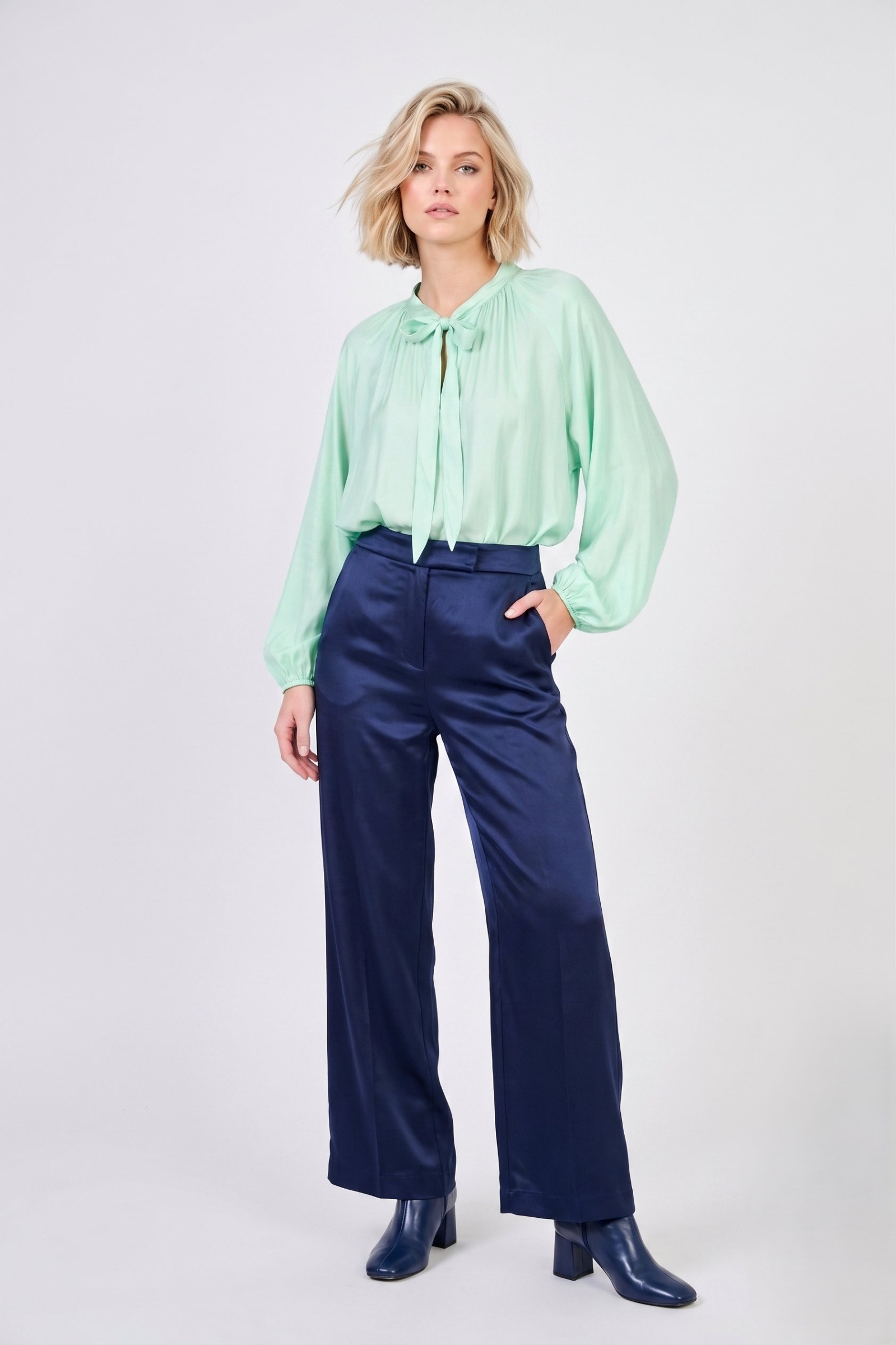 Grossiste Max & Enjoy (Vêtements) - Blouse lavallière, avec nœud col rond en soie mélangée