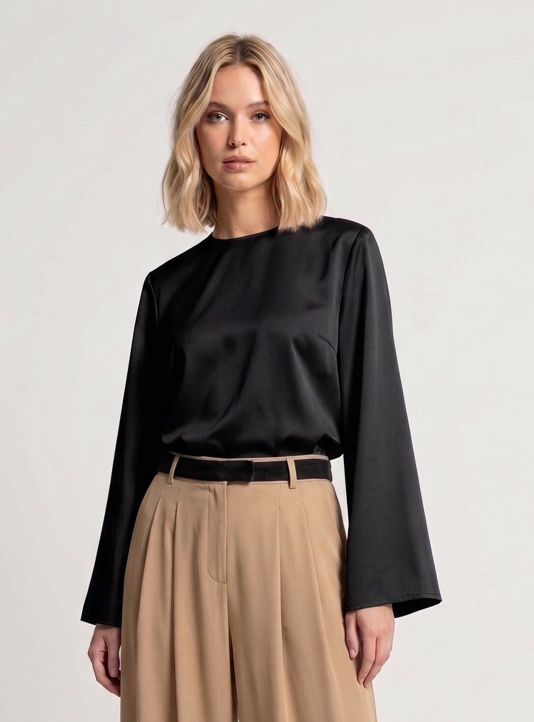 Mayorista Max & Enjoy (Vêtements) - Blusa lisa con efecto satinado, cuello redondo, mangas largas acampanadas