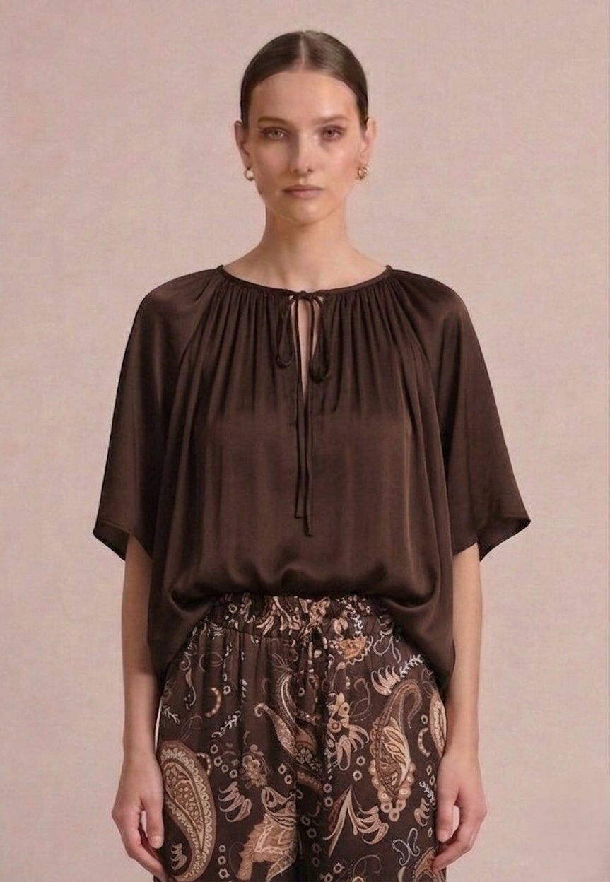 Wholesaler Max & Enjoy (Vêtements) - Flowy Satin Tie-Front Blouse