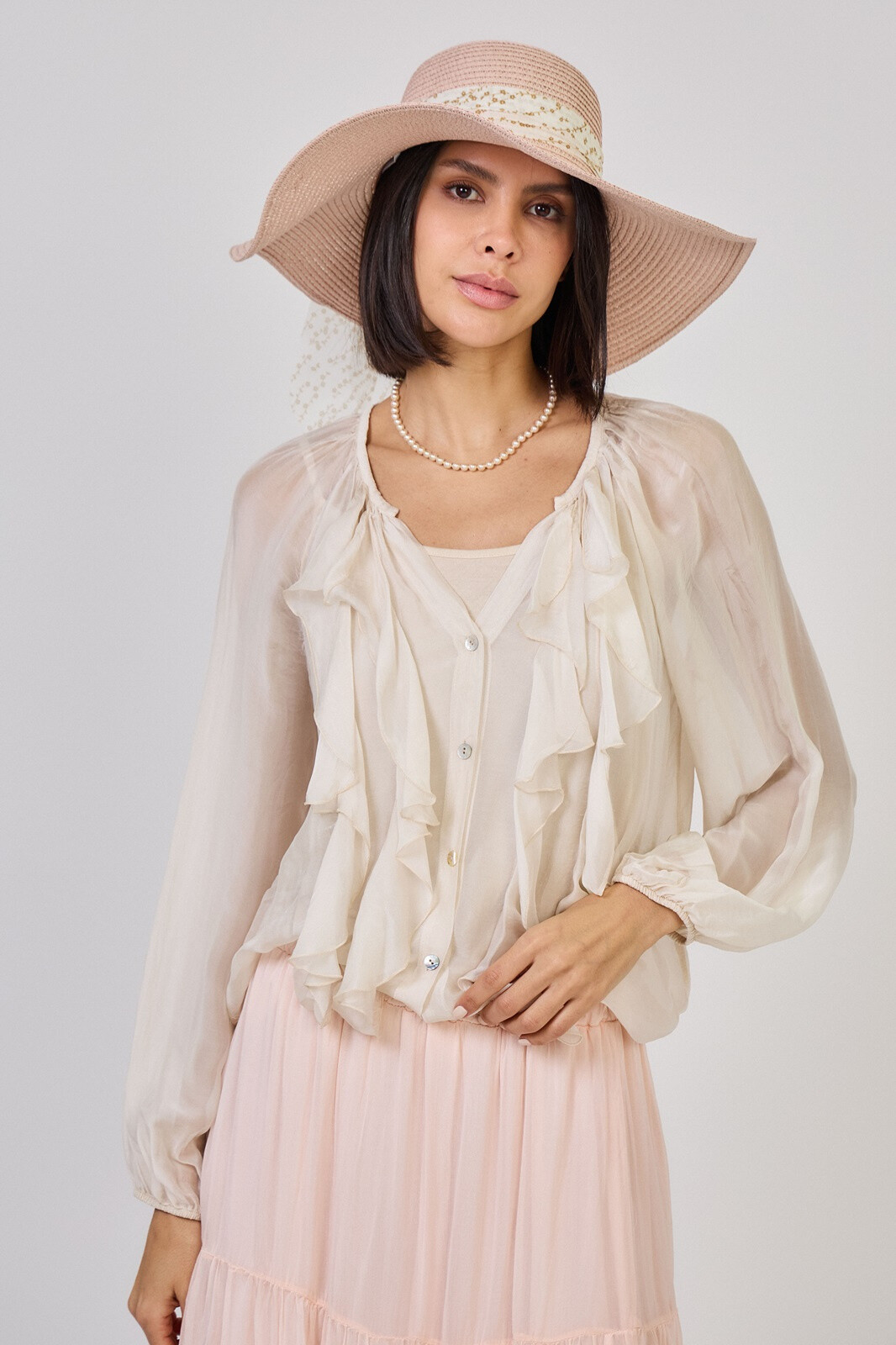 Grossiste Max & Enjoy (Vêtements) - Blouse transparente à froufrou en soie vaporeuse